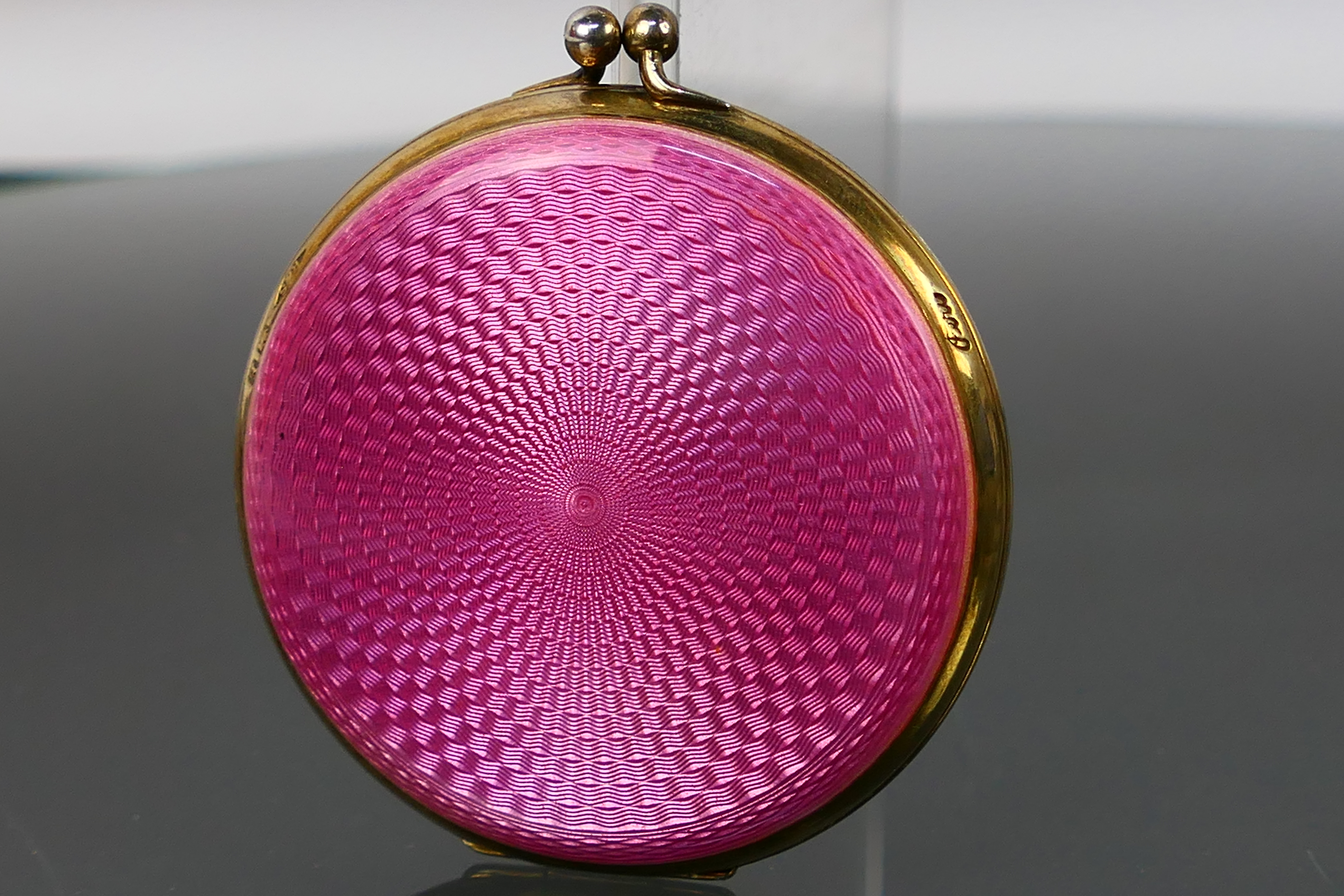 An art deco silver powder compact. Has a pink enamelled art deco pink base. A top single hinged lid. - Image 2 of 9