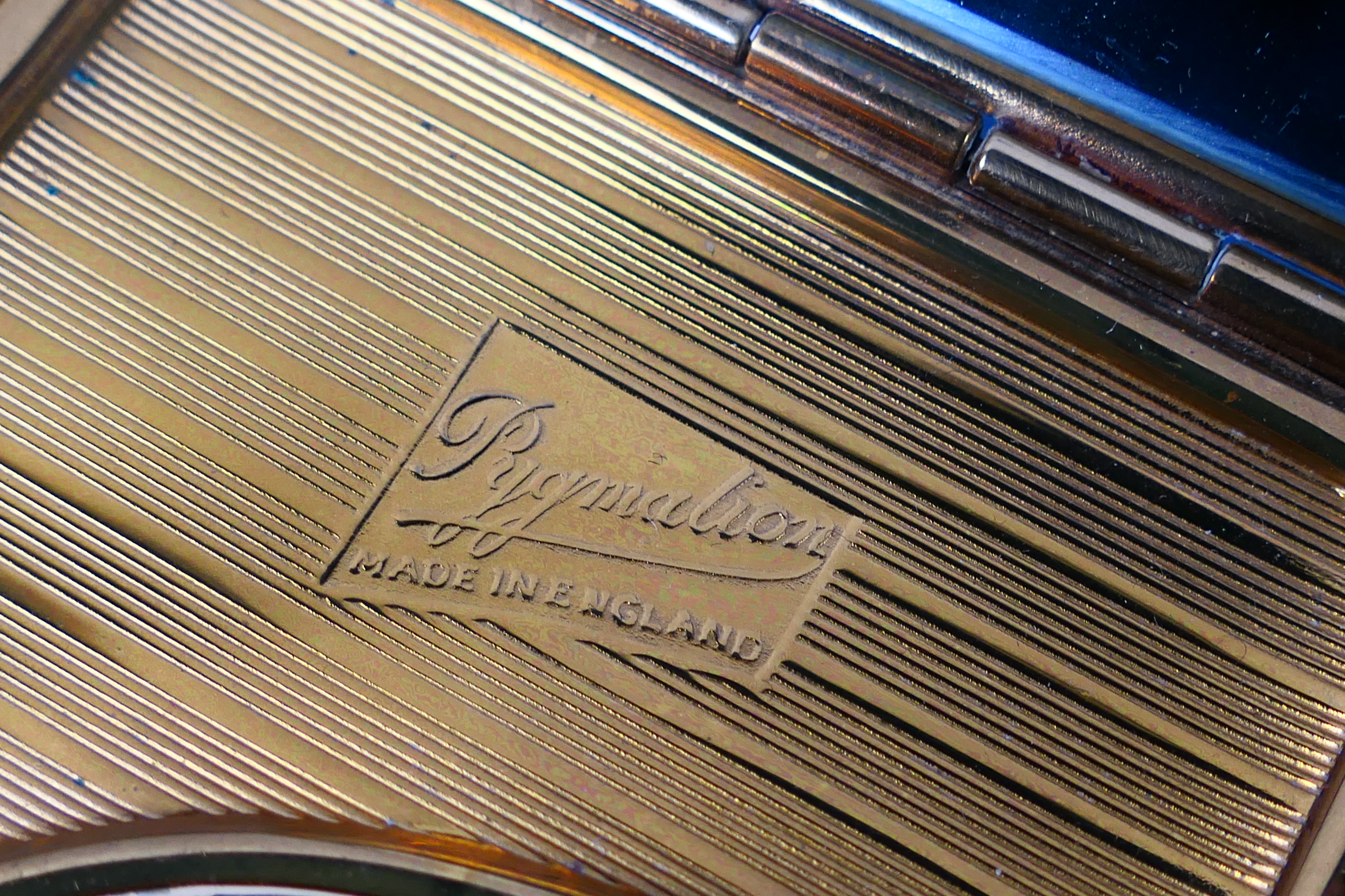 A vintage 1950s Pygmalion Sonata powder compact. Numbered #21. Made in England. Foldable piano legs. - Image 9 of 10