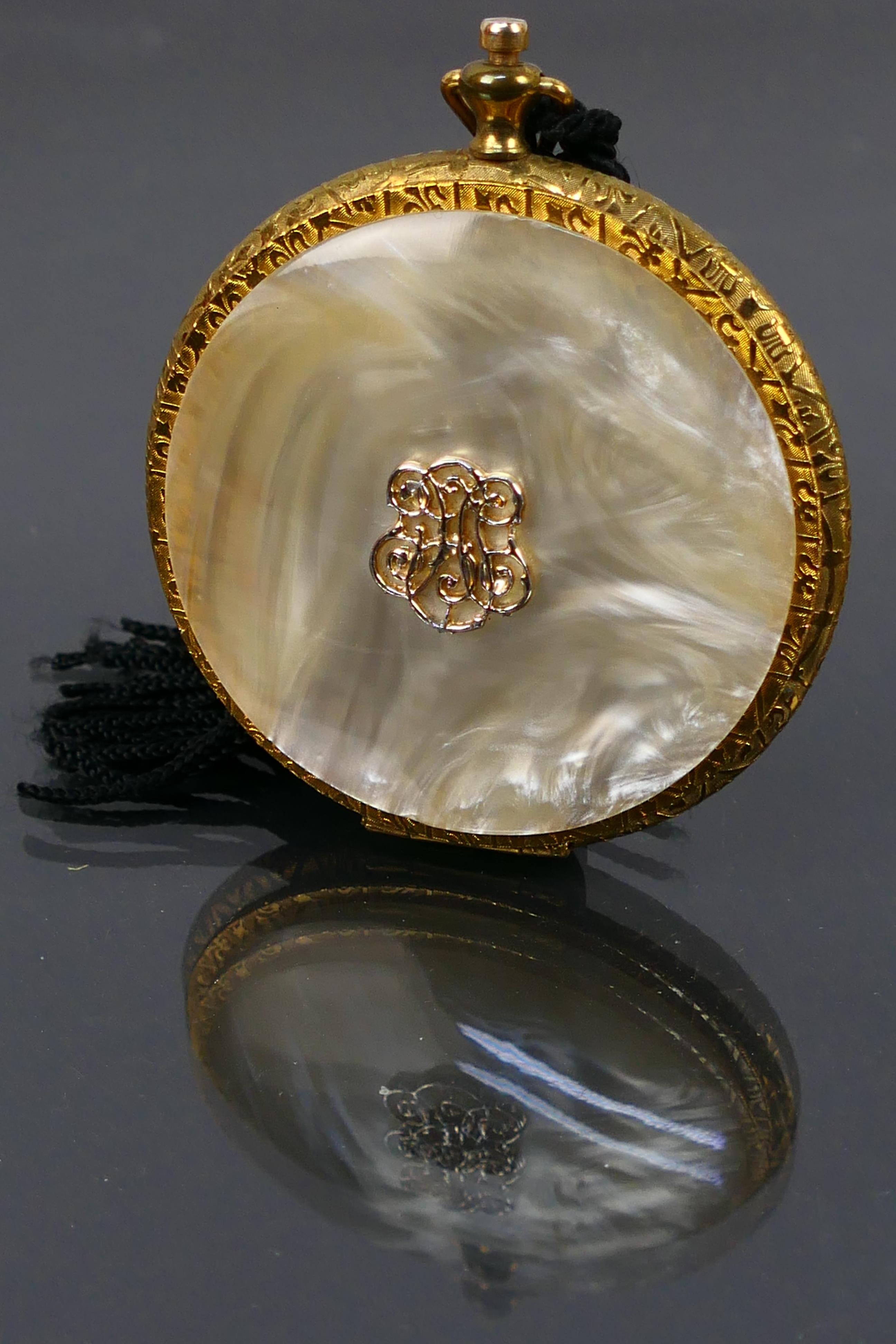 Estee Lauder - Revlon - A vintage Estee Lauder Honey Glow compact with a mother of pearl style - Image 2 of 9