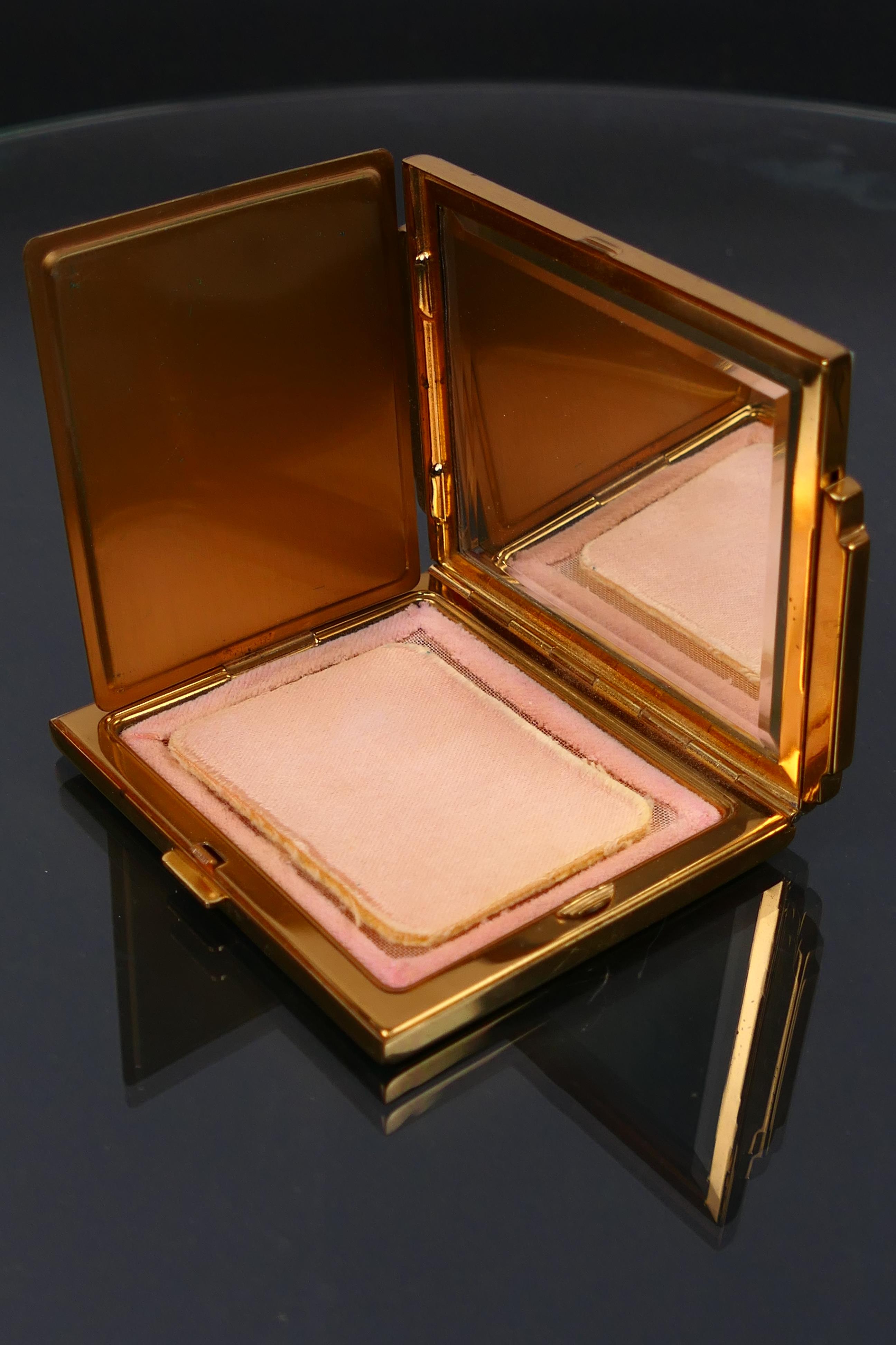 AGME - A mother of pearl faced art deco style powder compact. - Image 6 of 9