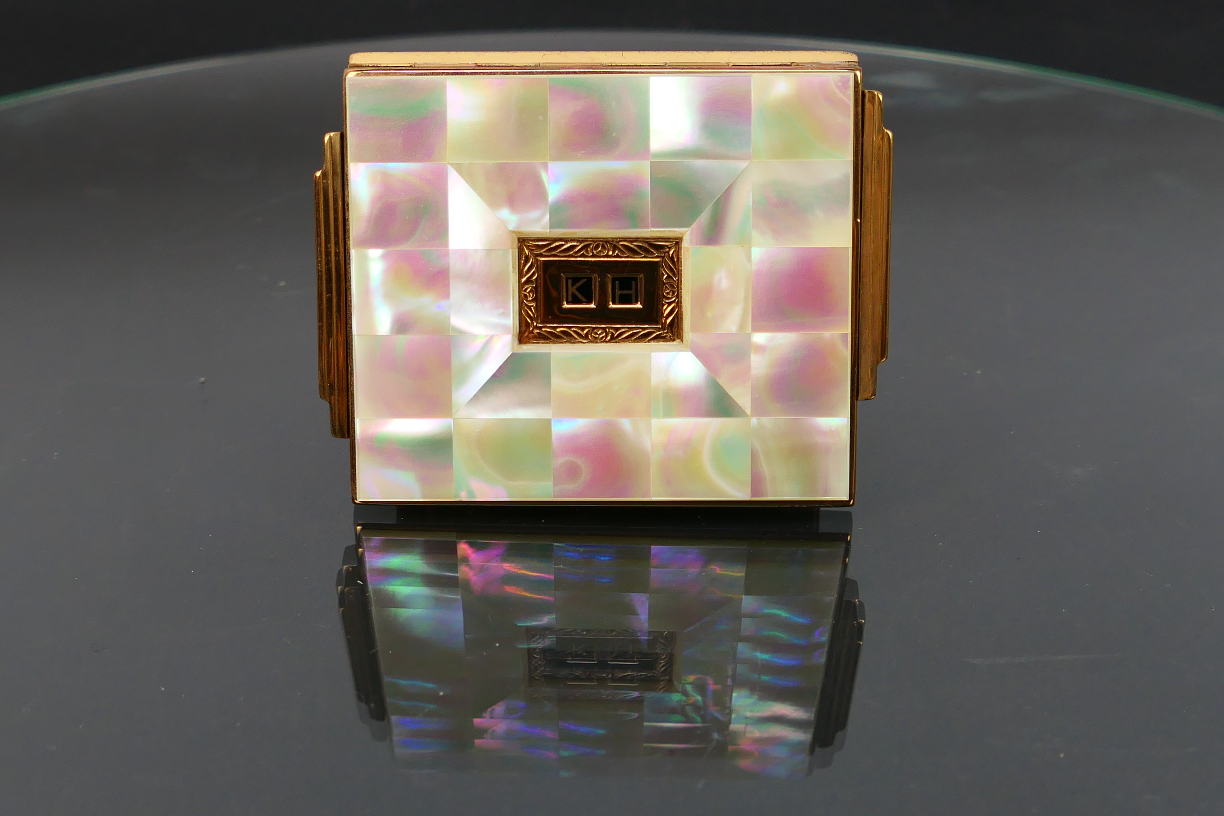 AGME - A mother of pearl faced art deco style powder compact. - Image 2 of 9