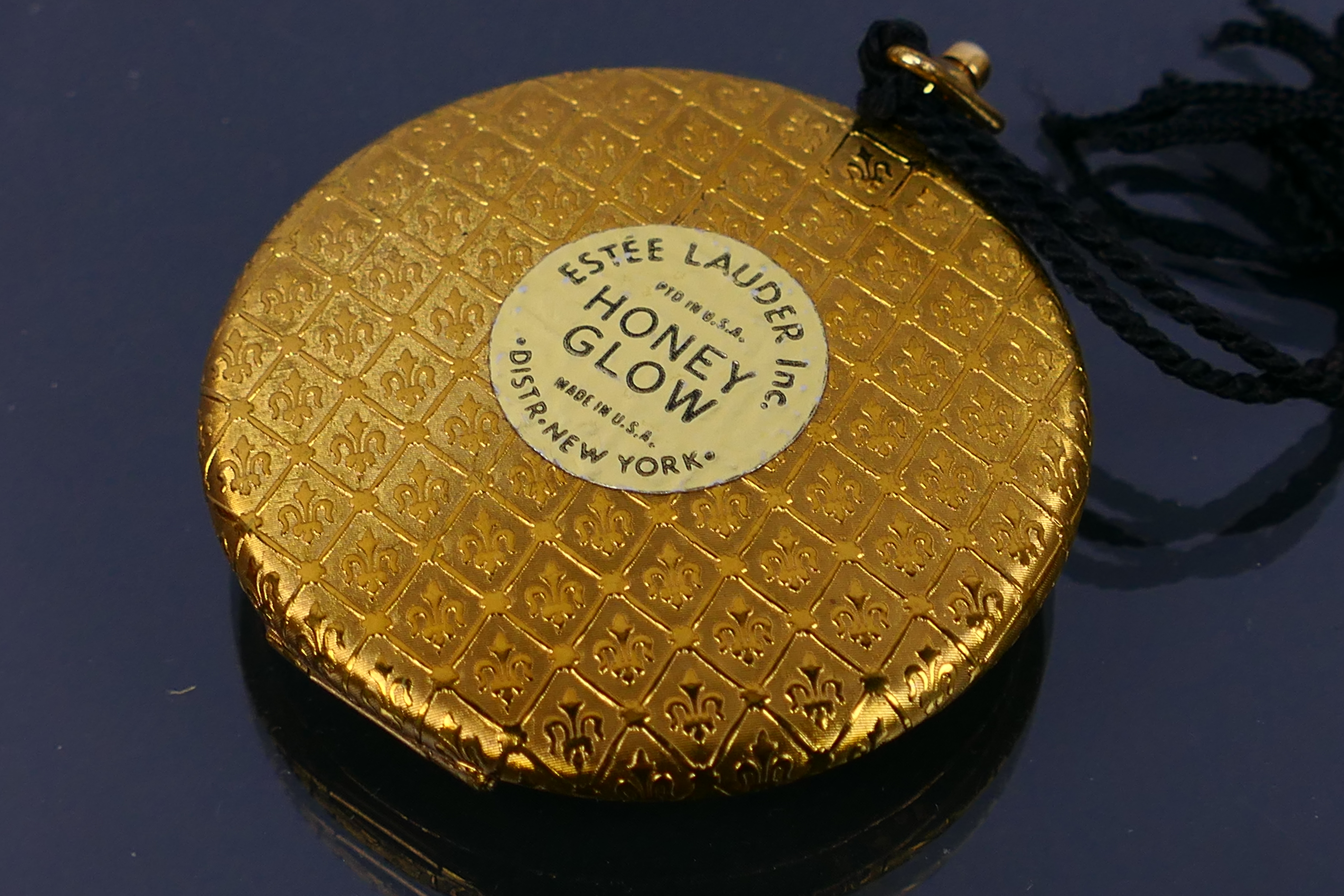 Estee Lauder - Revlon - A vintage Estee Lauder Honey Glow compact with a mother of pearl style - Image 3 of 9
