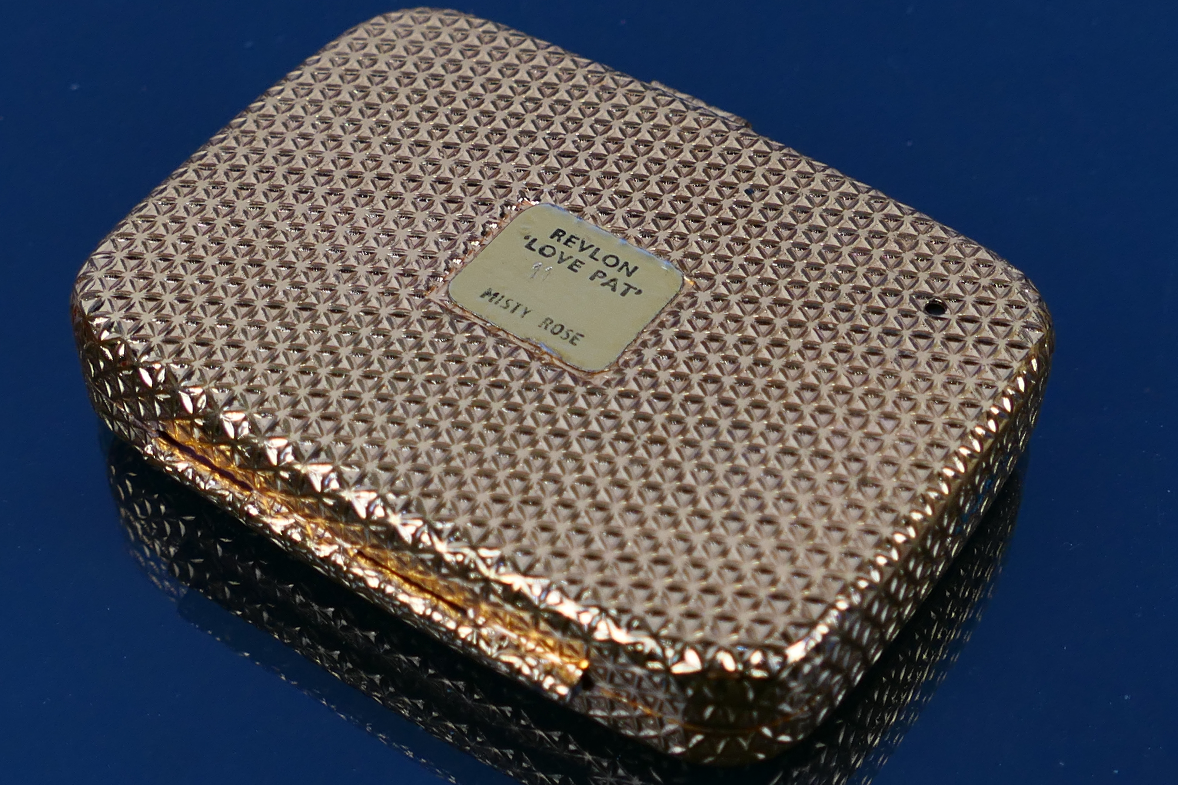 Estee Lauder - Revlon - A vintage Estee Lauder Honey Glow compact with a mother of pearl style - Image 6 of 9
