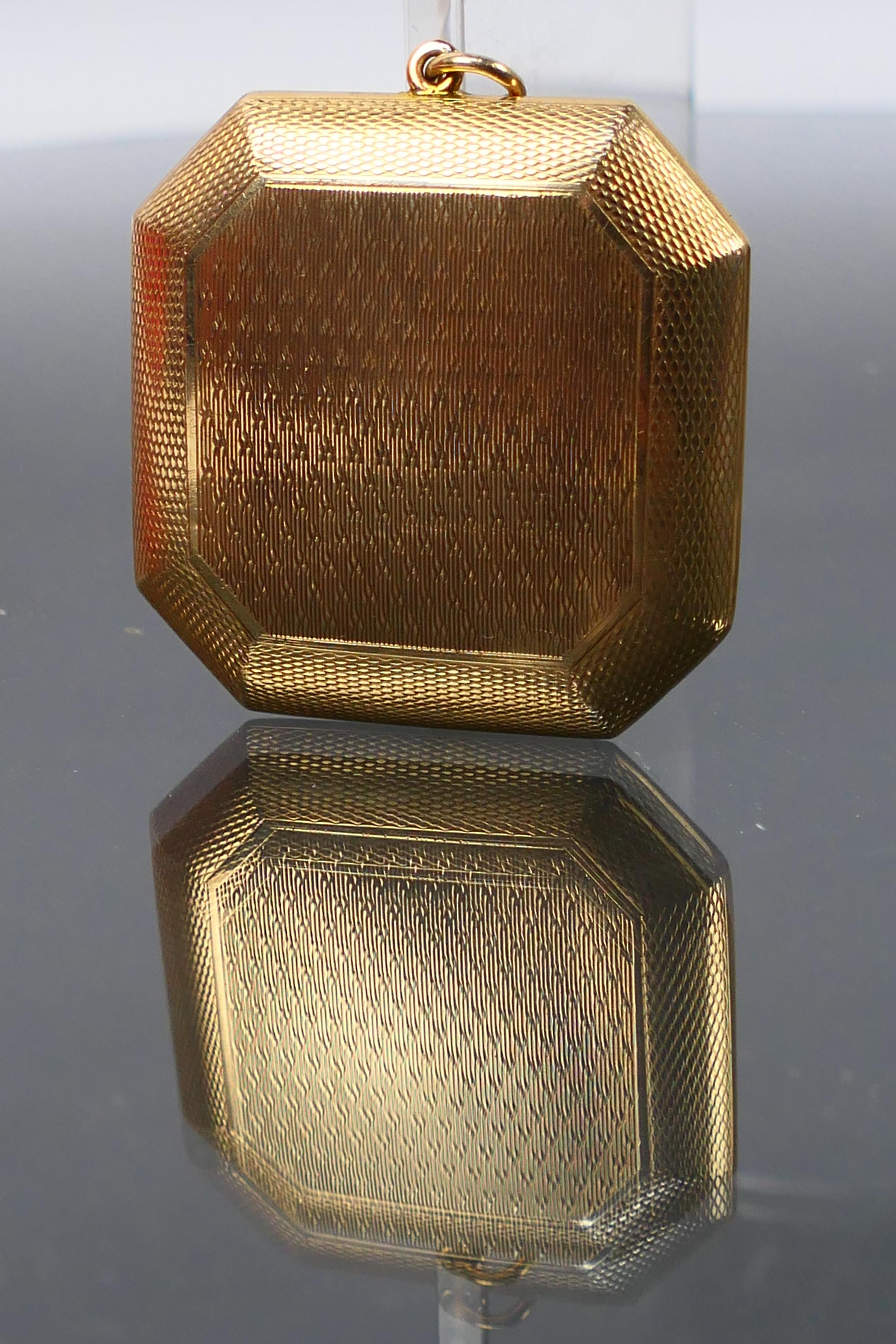 A 9ct gold powder compact engine turned with an interior mirror and powder compartment. 22.6 grams. - Image 3 of 7