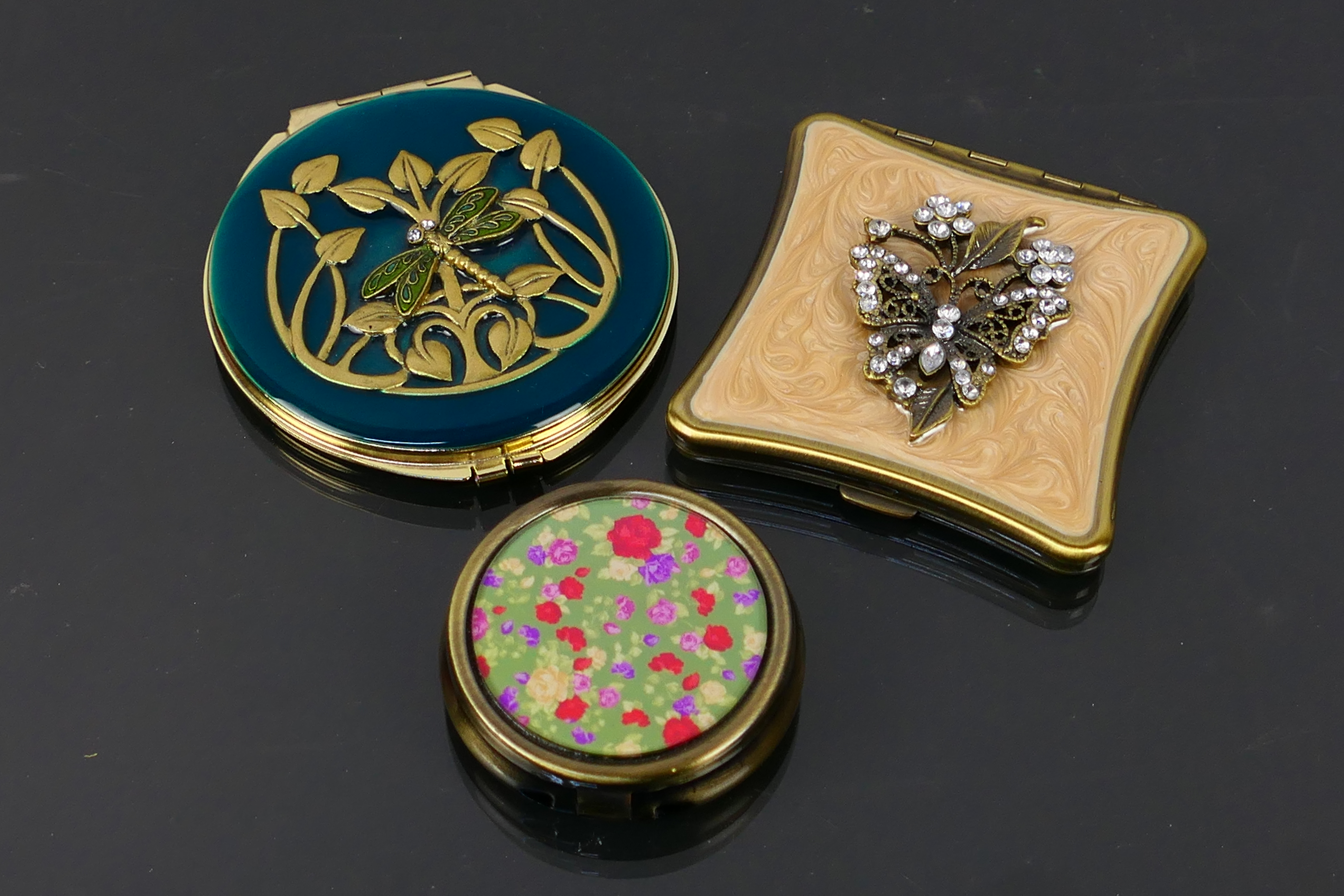 3 x vintage style compacts including a round double mirror compact with a dragonfly on a teal