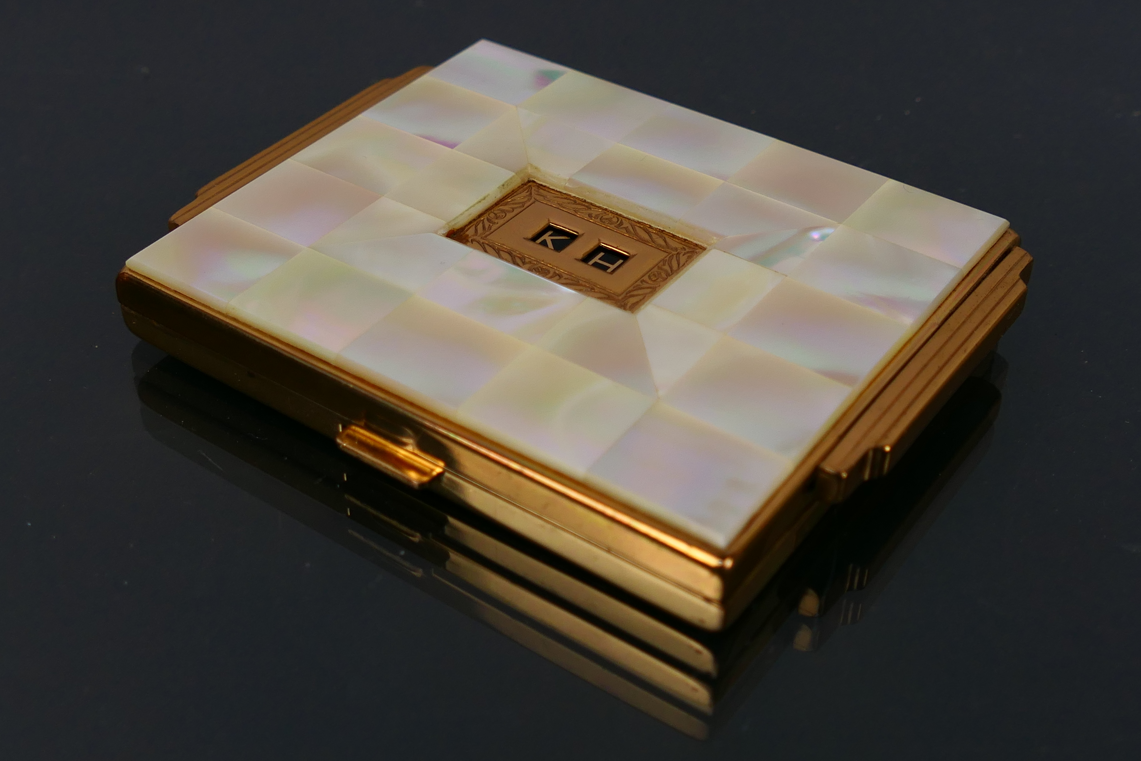 AGME - A mother of pearl faced art deco style powder compact. - Image 4 of 9
