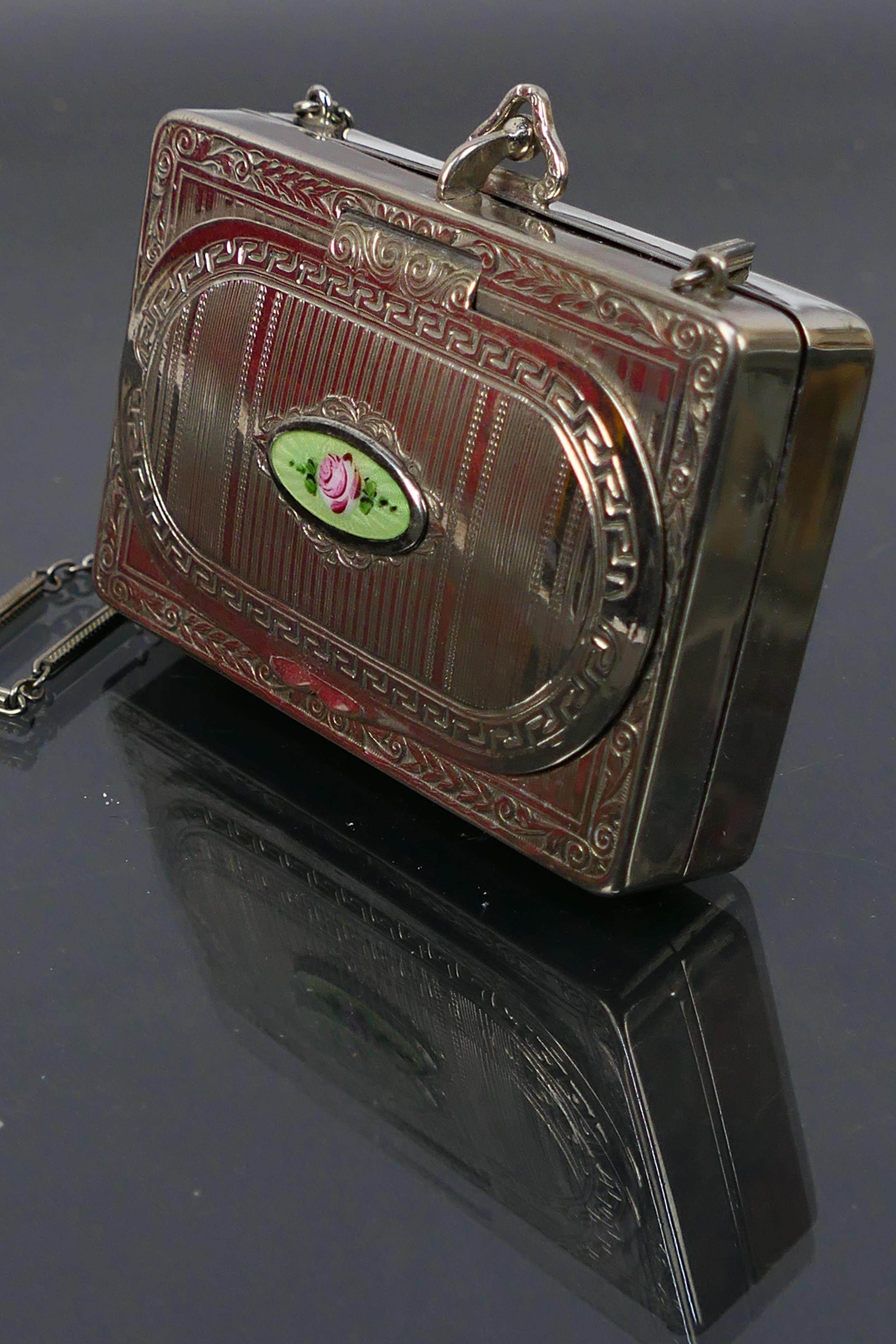 A cocktail purse style powder compact and sovereign holder on a chain. - Image 3 of 7