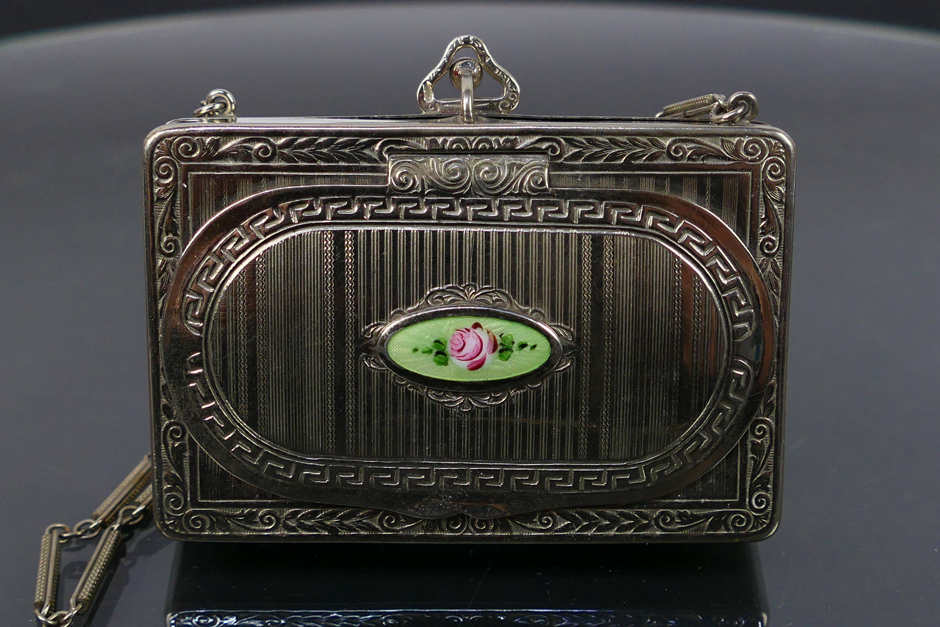 A cocktail purse style powder compact and sovereign holder on a chain. - Image 2 of 7
