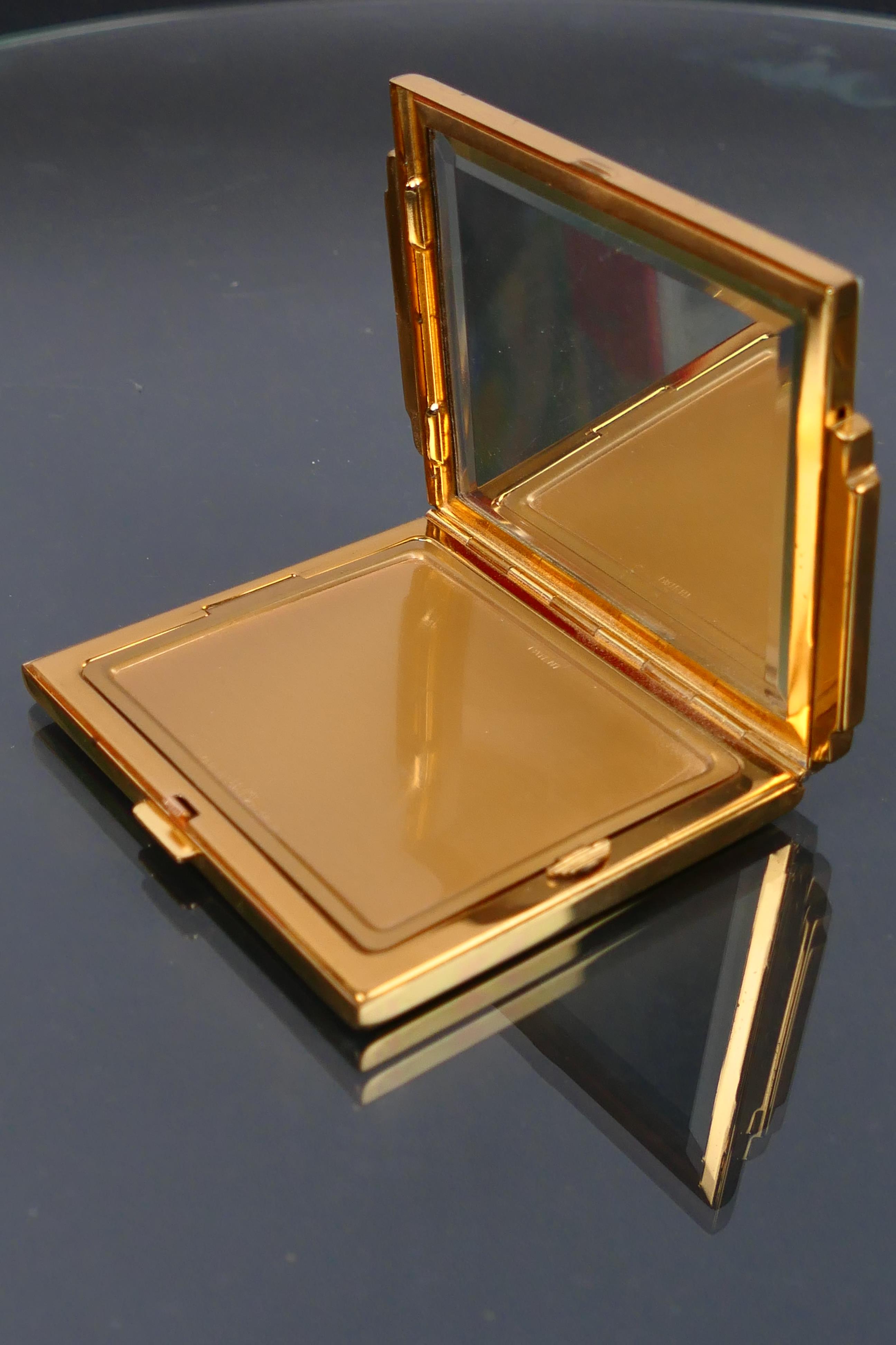 AGME - A mother of pearl faced art deco style powder compact. - Image 8 of 9
