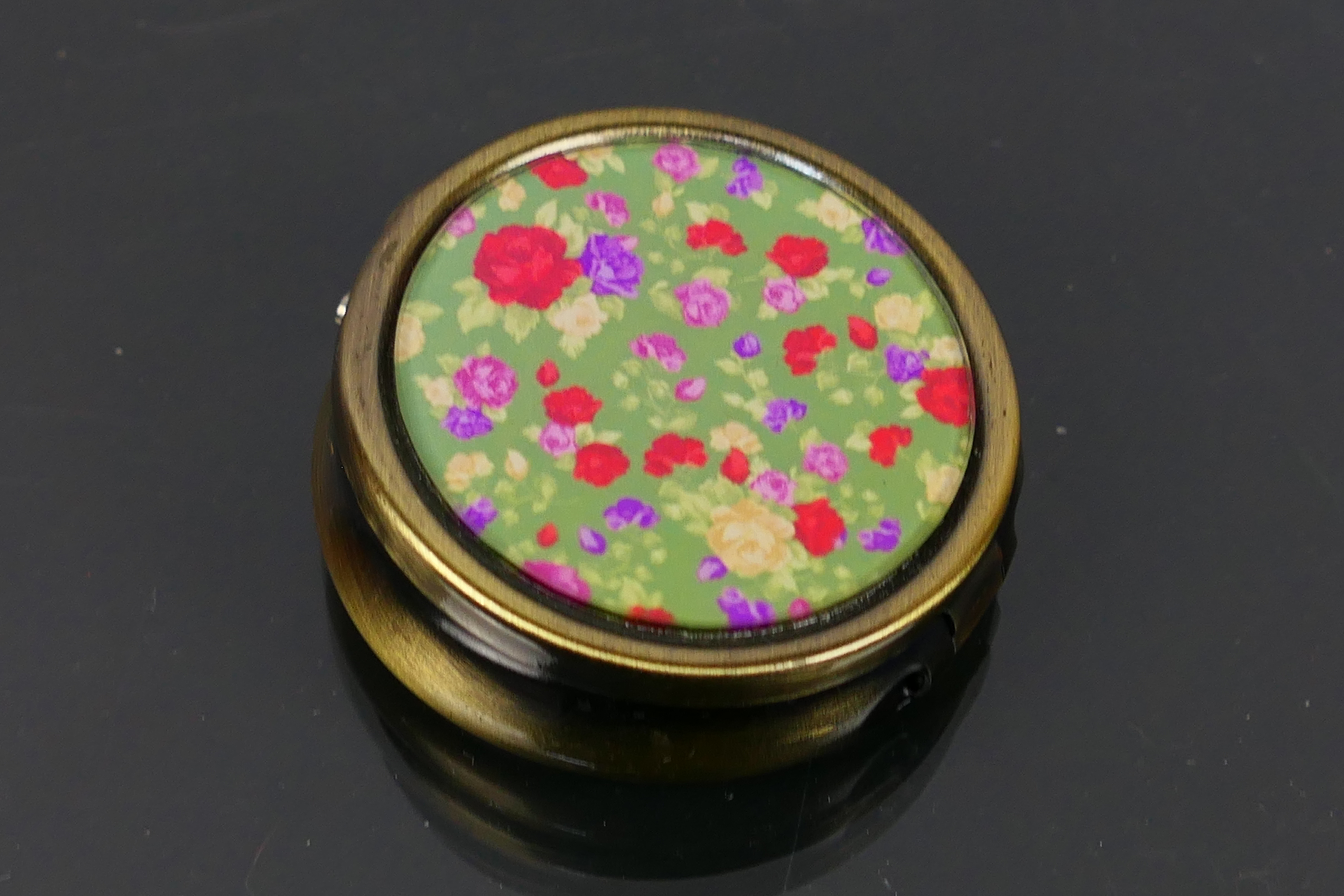 3 x vintage style compacts including a round double mirror compact with a dragonfly on a teal - Image 7 of 8