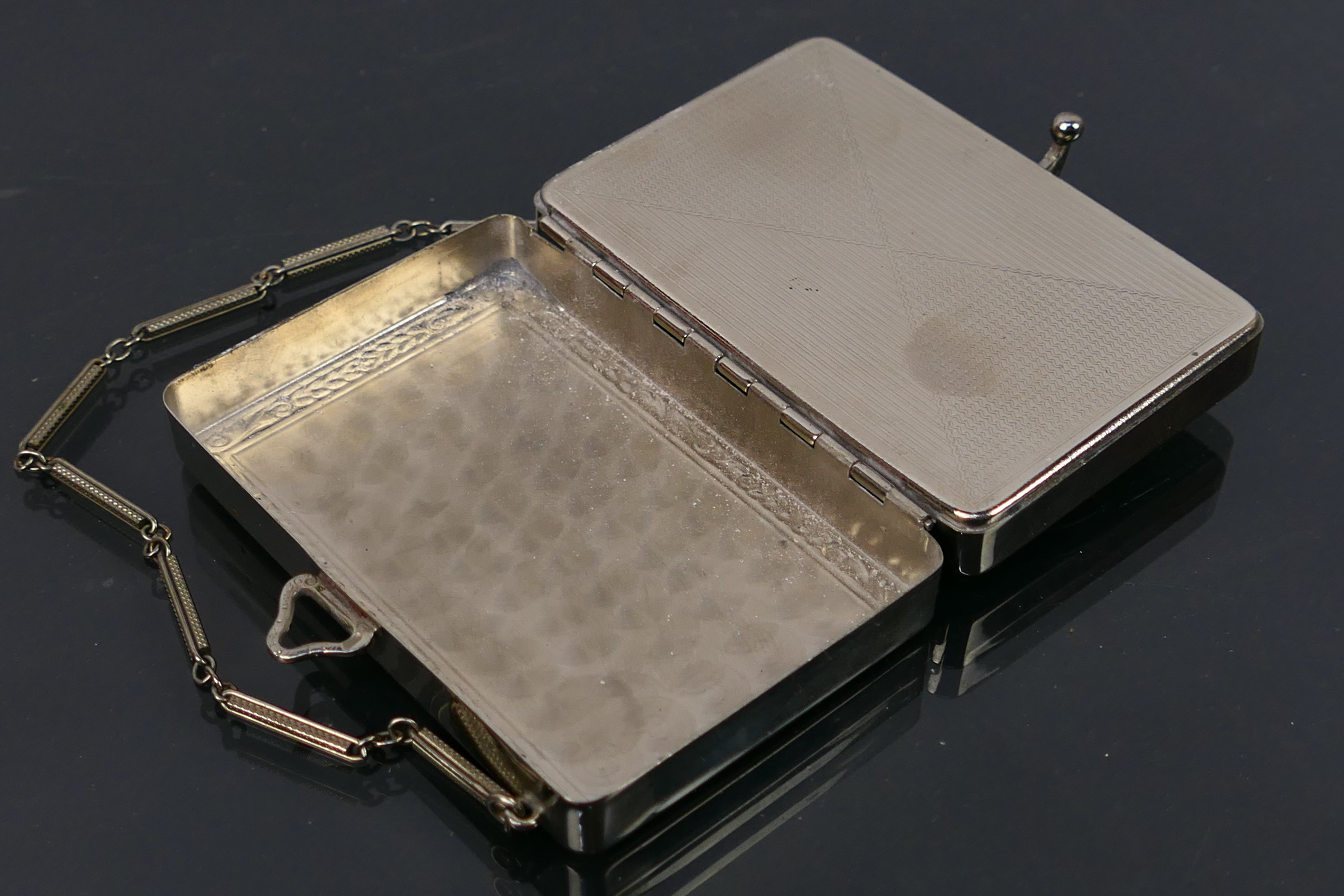 A cocktail purse style powder compact and sovereign holder on a chain. - Image 7 of 7
