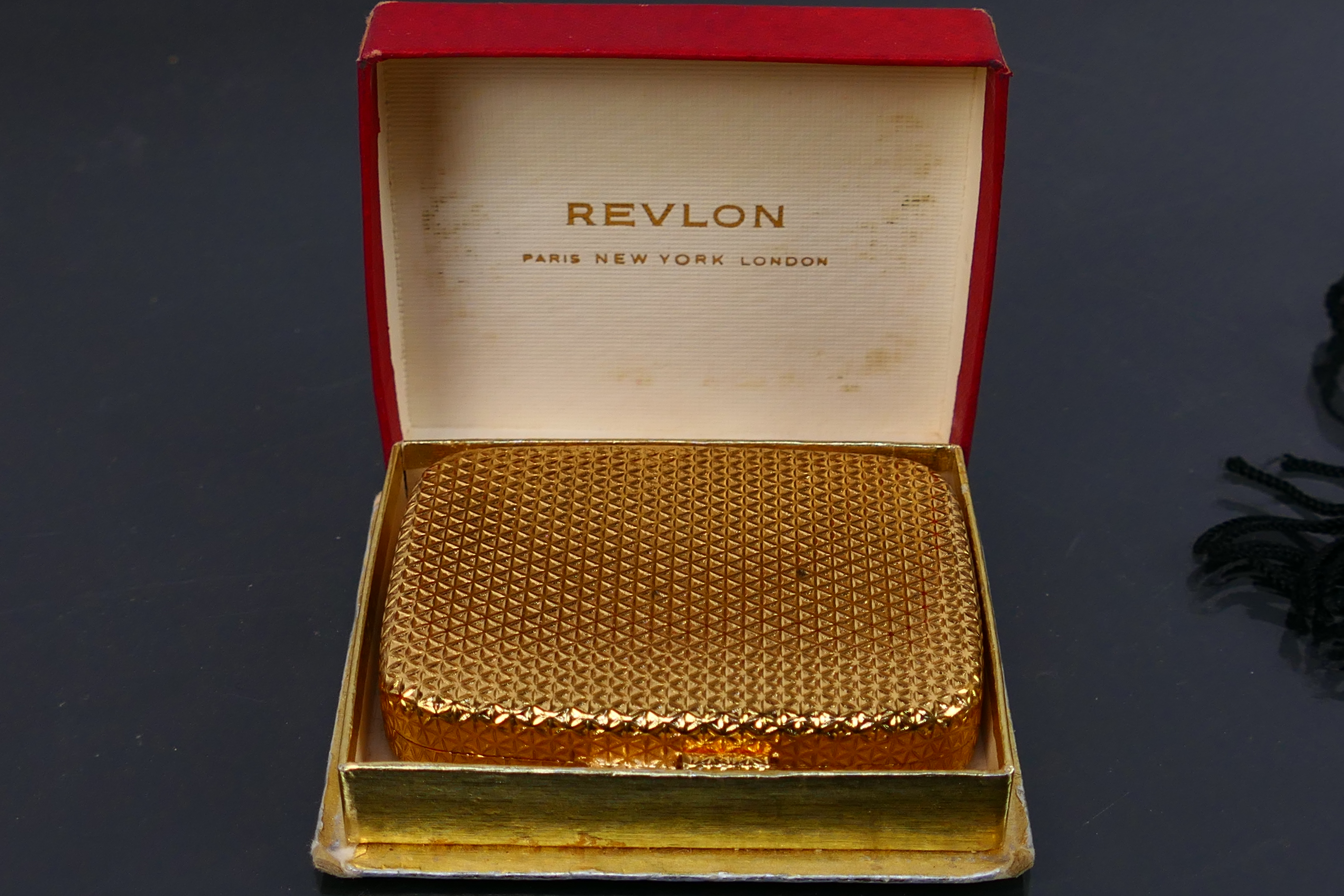 Estee Lauder - Revlon - A vintage Estee Lauder Honey Glow compact with a mother of pearl style - Image 9 of 9