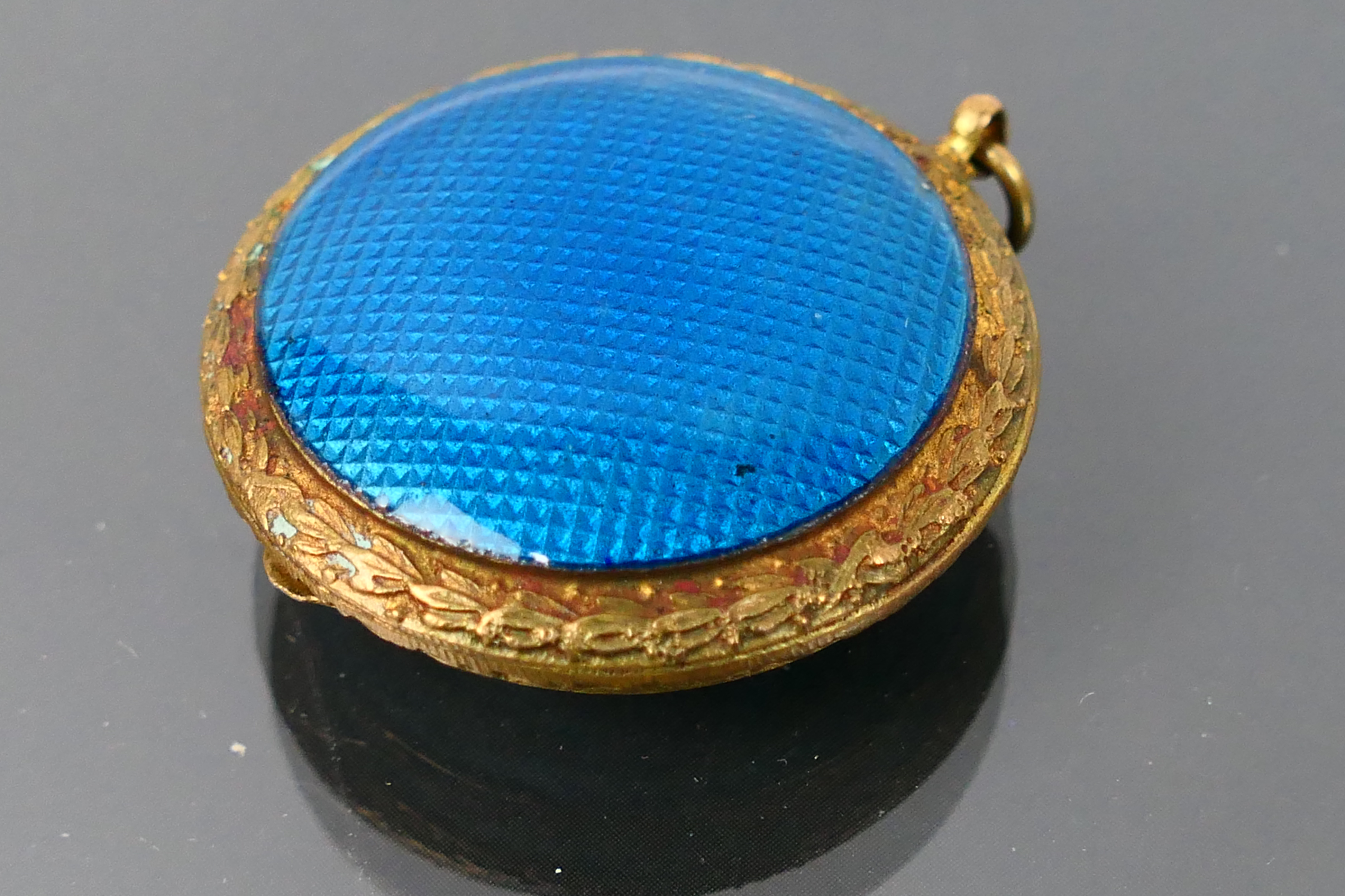 An enamelled lipstick powder compact. - Image 4 of 7