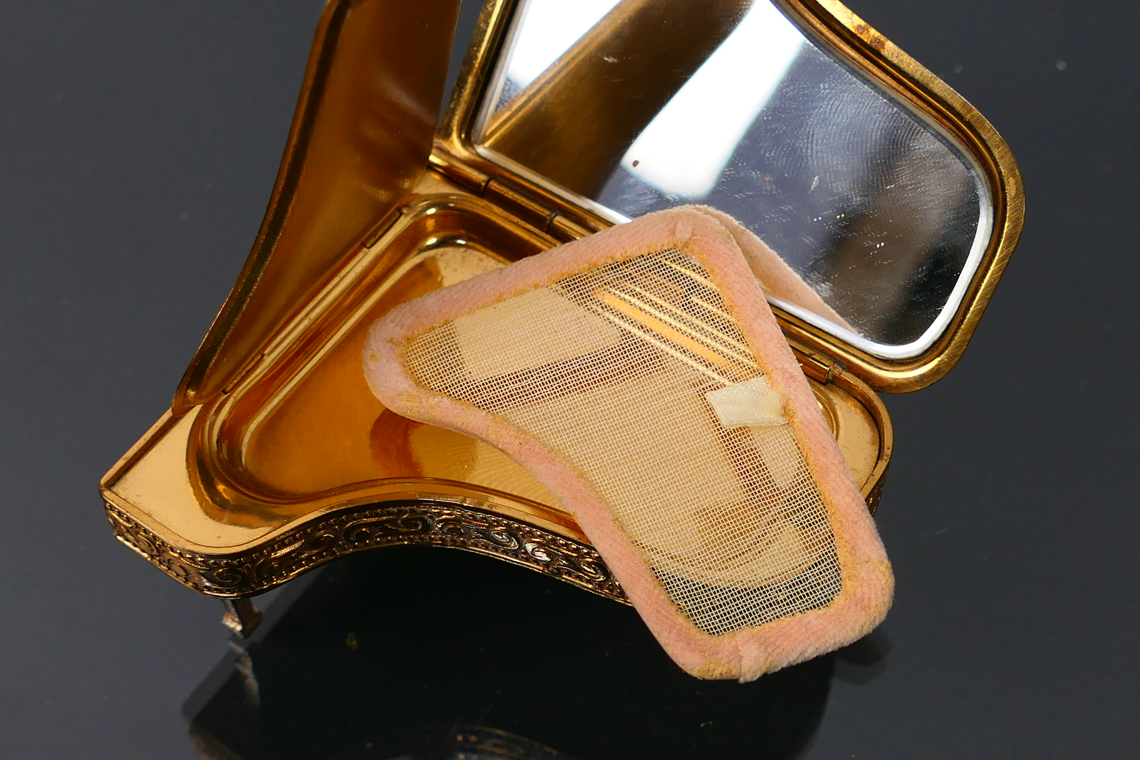 A vintage 1950s Pygmalion Sonata powder compact. Numbered #21. Made in England. Foldable piano legs. - Image 8 of 10