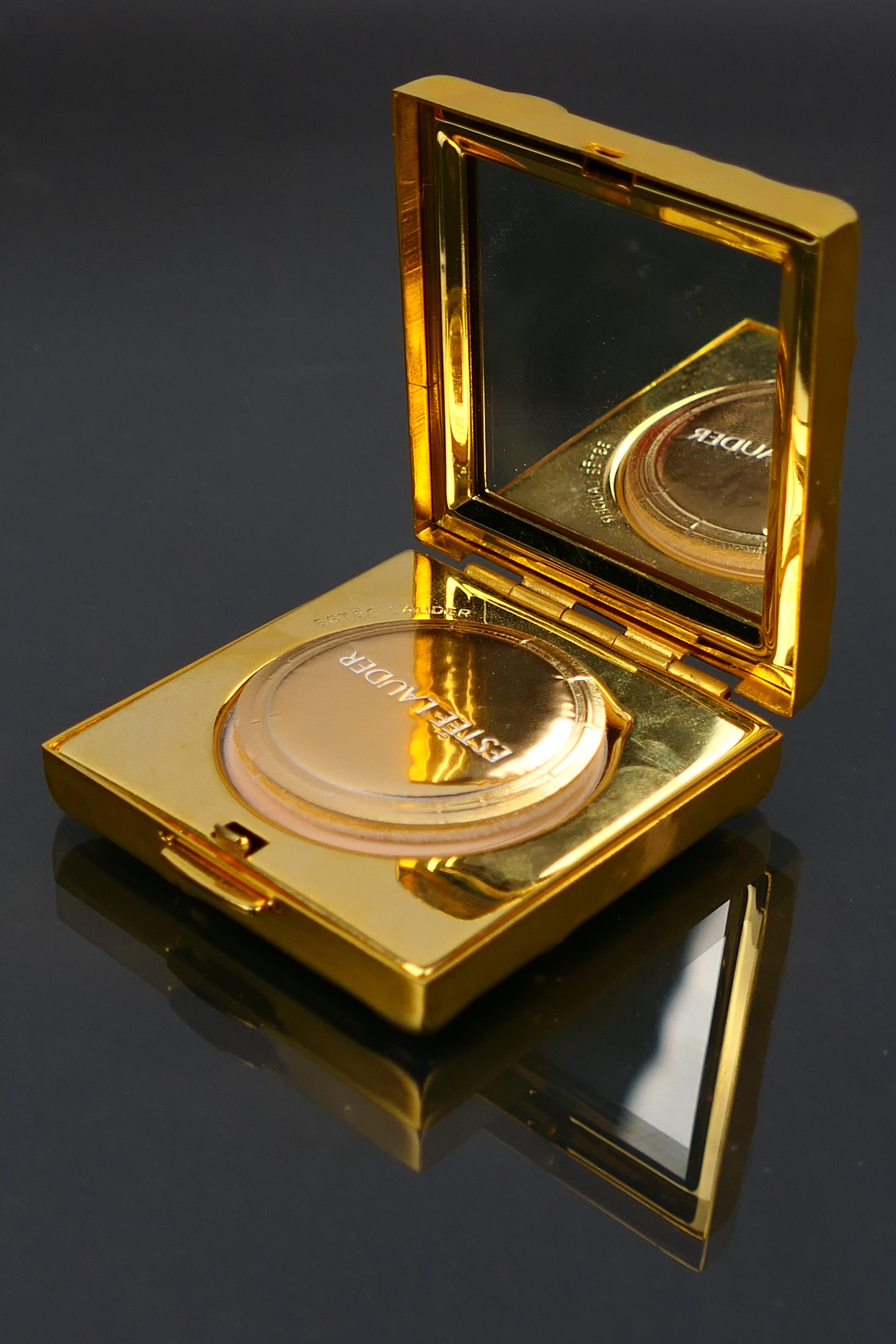 Estee Lauder - 2 x boxed gilt metal Estee Lauder powder compacts - Lot includes a Bamboo Weave - Image 4 of 10