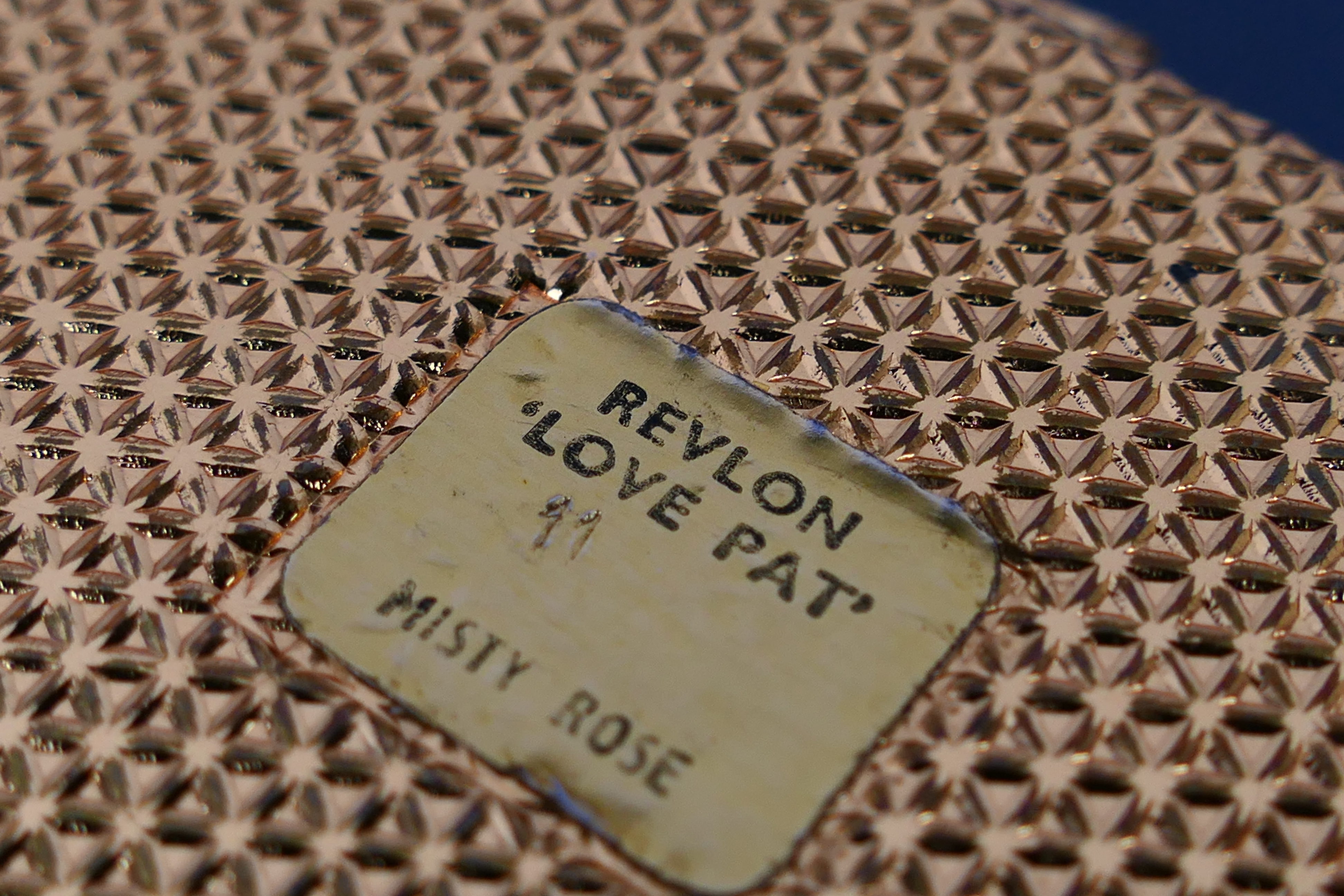 Estee Lauder - Revlon - A vintage Estee Lauder Honey Glow compact with a mother of pearl style - Image 7 of 9