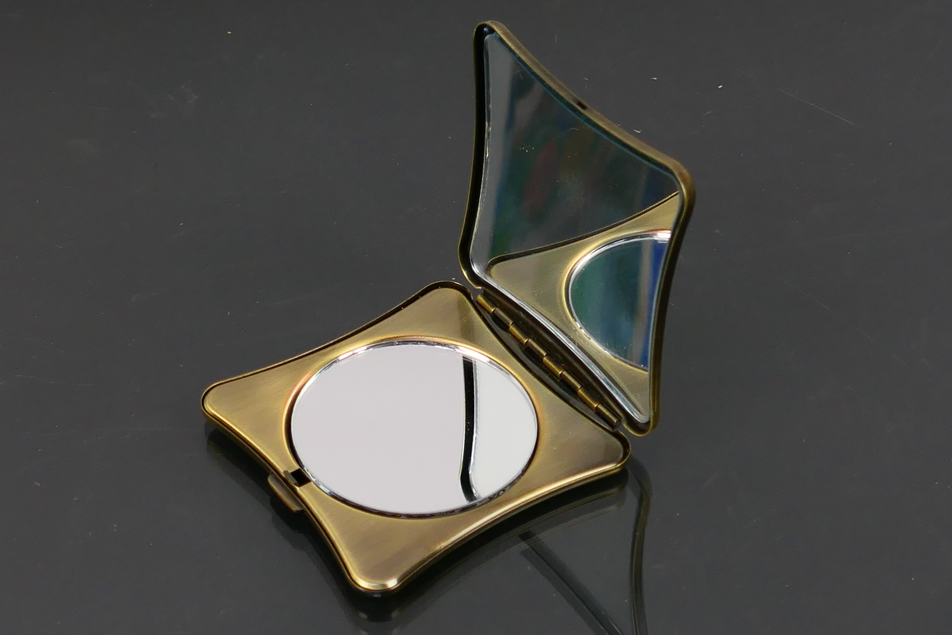 3 x vintage style compacts including a round double mirror compact with a dragonfly on a teal - Image 6 of 8