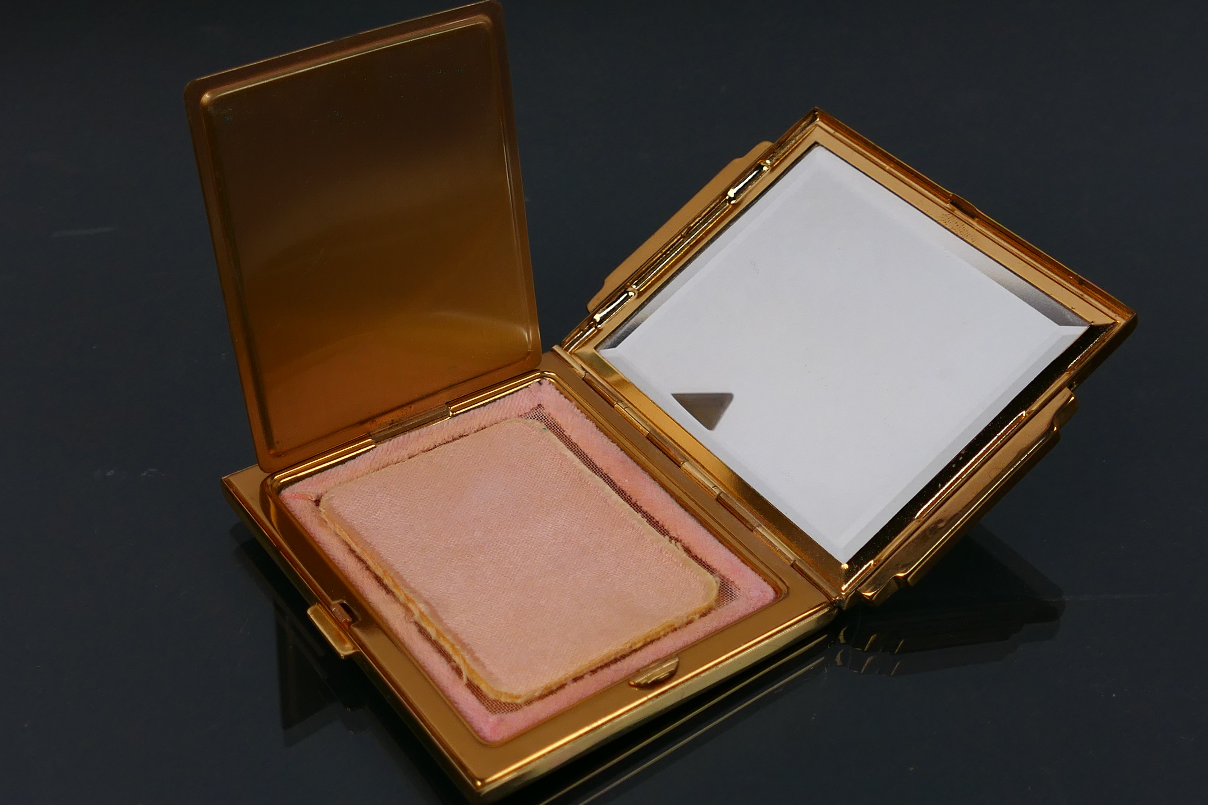 AGME - A mother of pearl faced art deco style powder compact. - Image 7 of 9