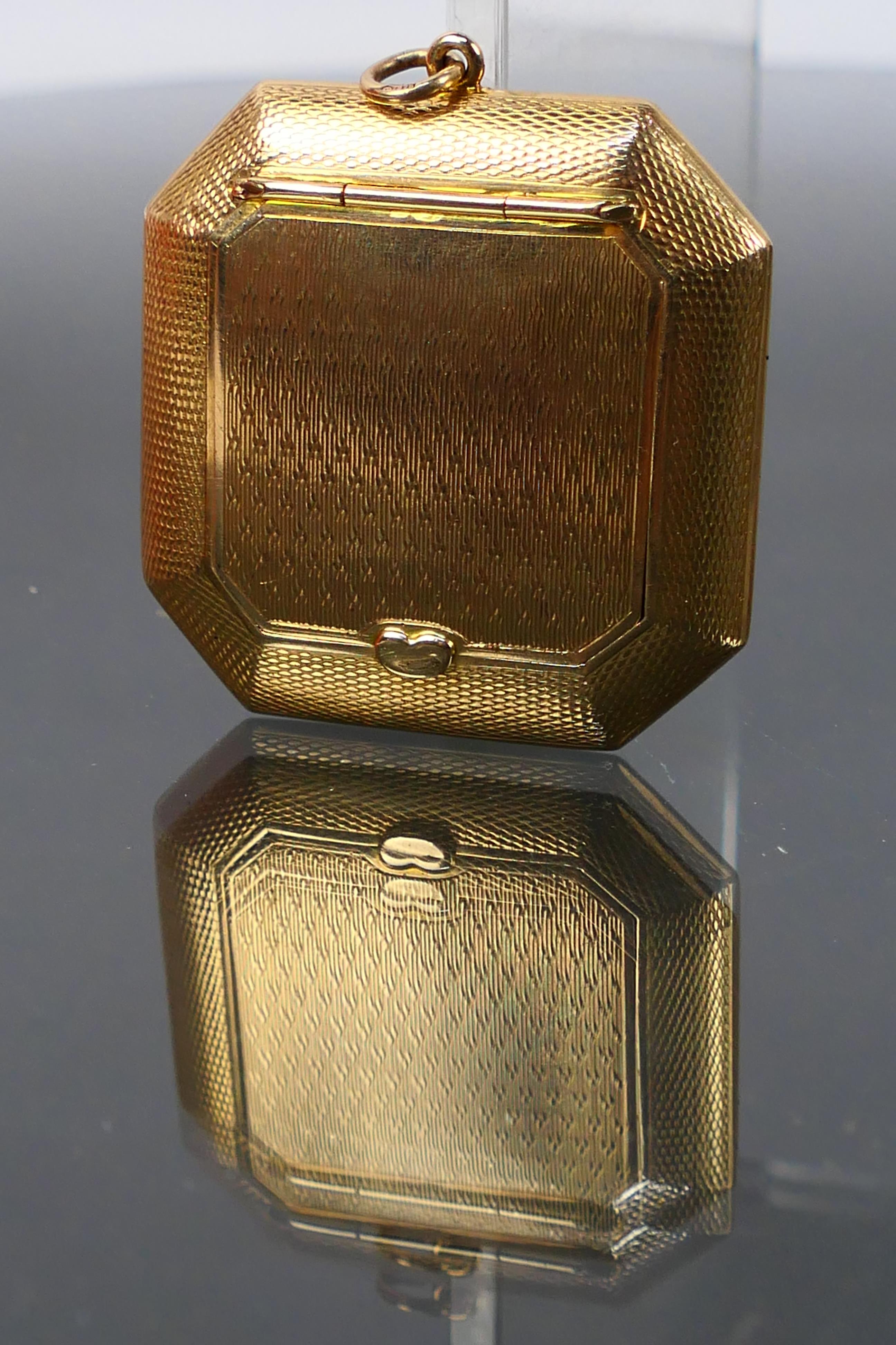 A 9ct gold powder compact engine turned with an interior mirror and powder compartment. 22.6 grams. - Image 2 of 7