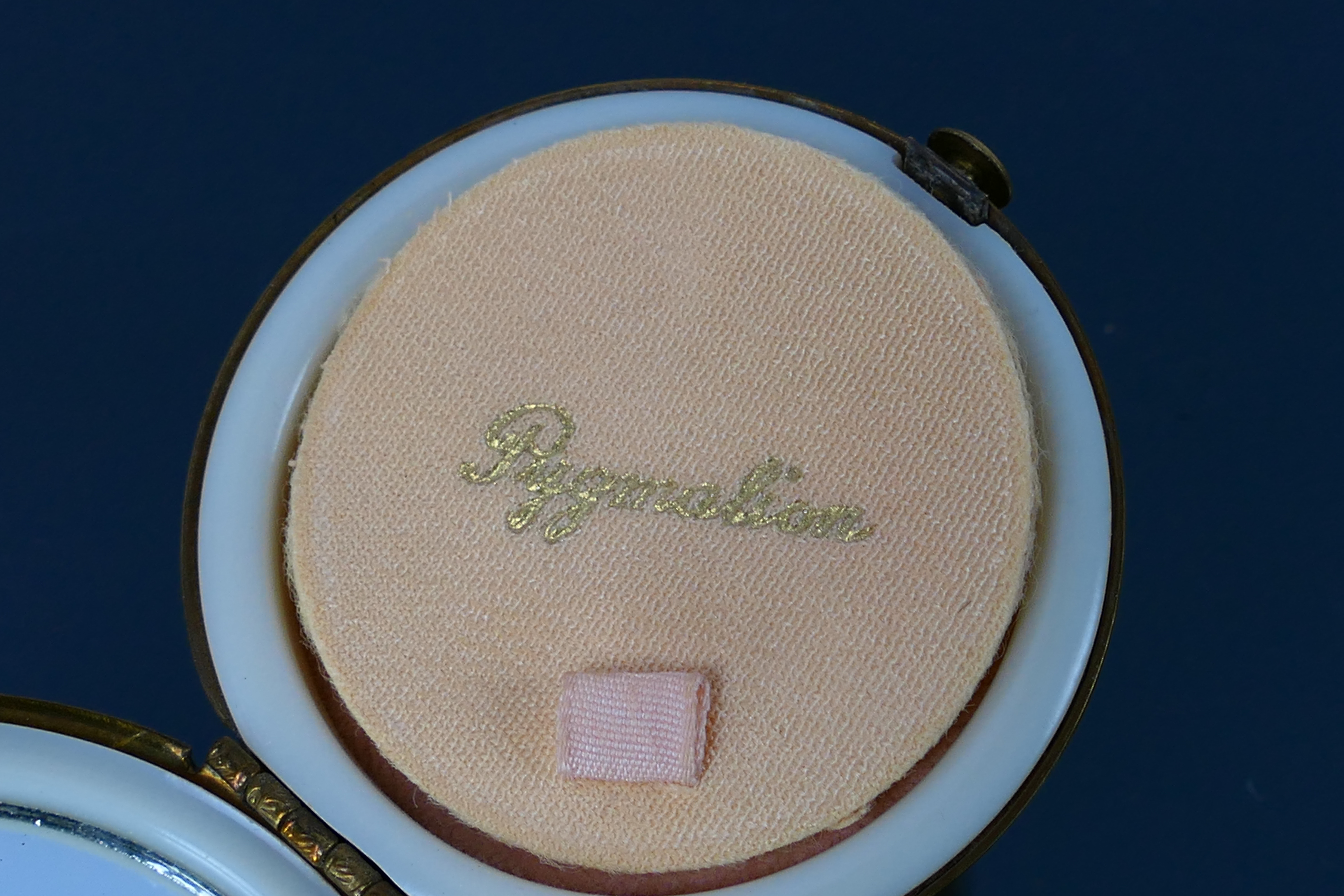 A 1950s Pygmalion Sonata yellow metal novelty shaped powder compact. - Image 5 of 8