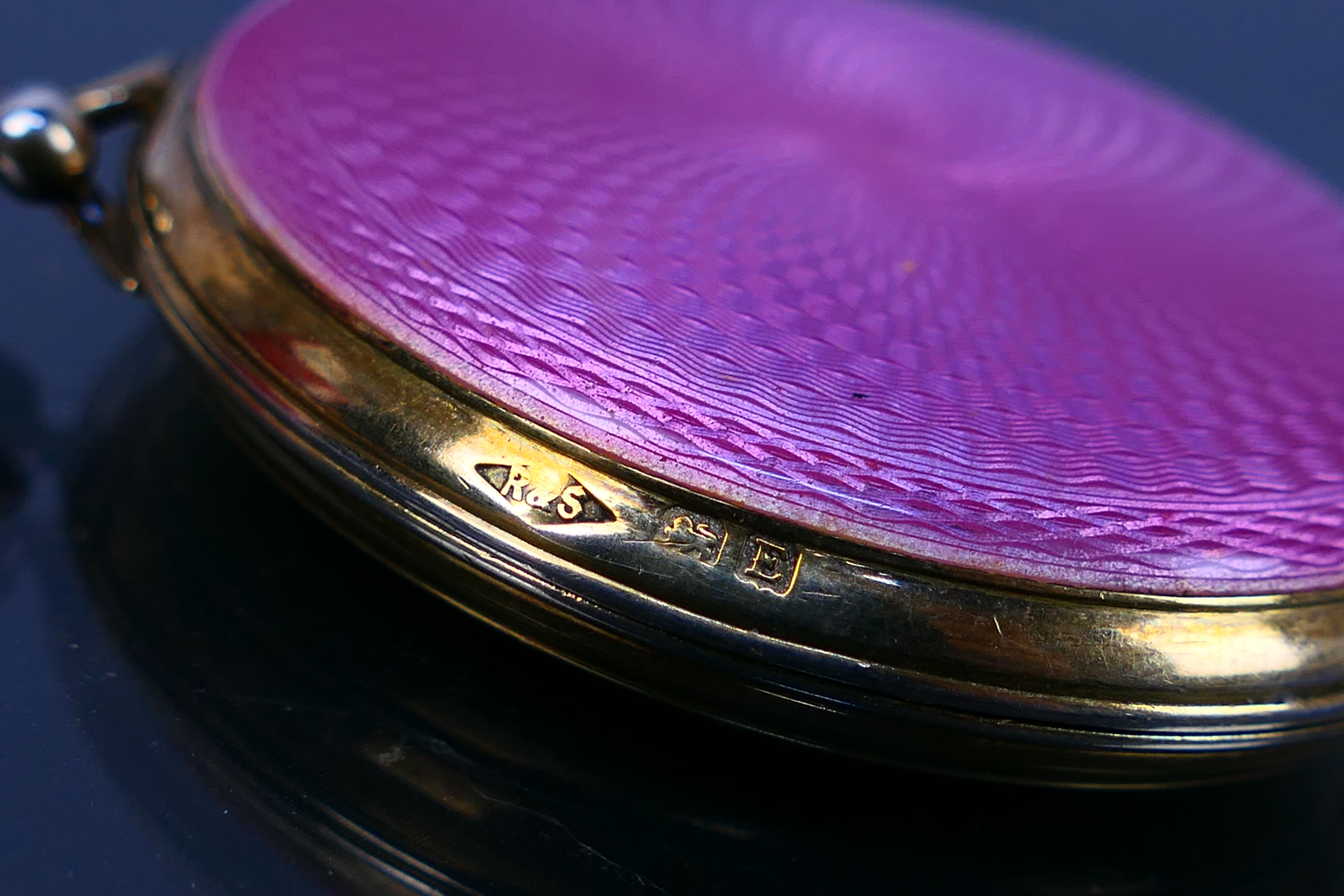 An art deco silver powder compact. Has a pink enamelled art deco pink base. A top single hinged lid. - Image 4 of 9