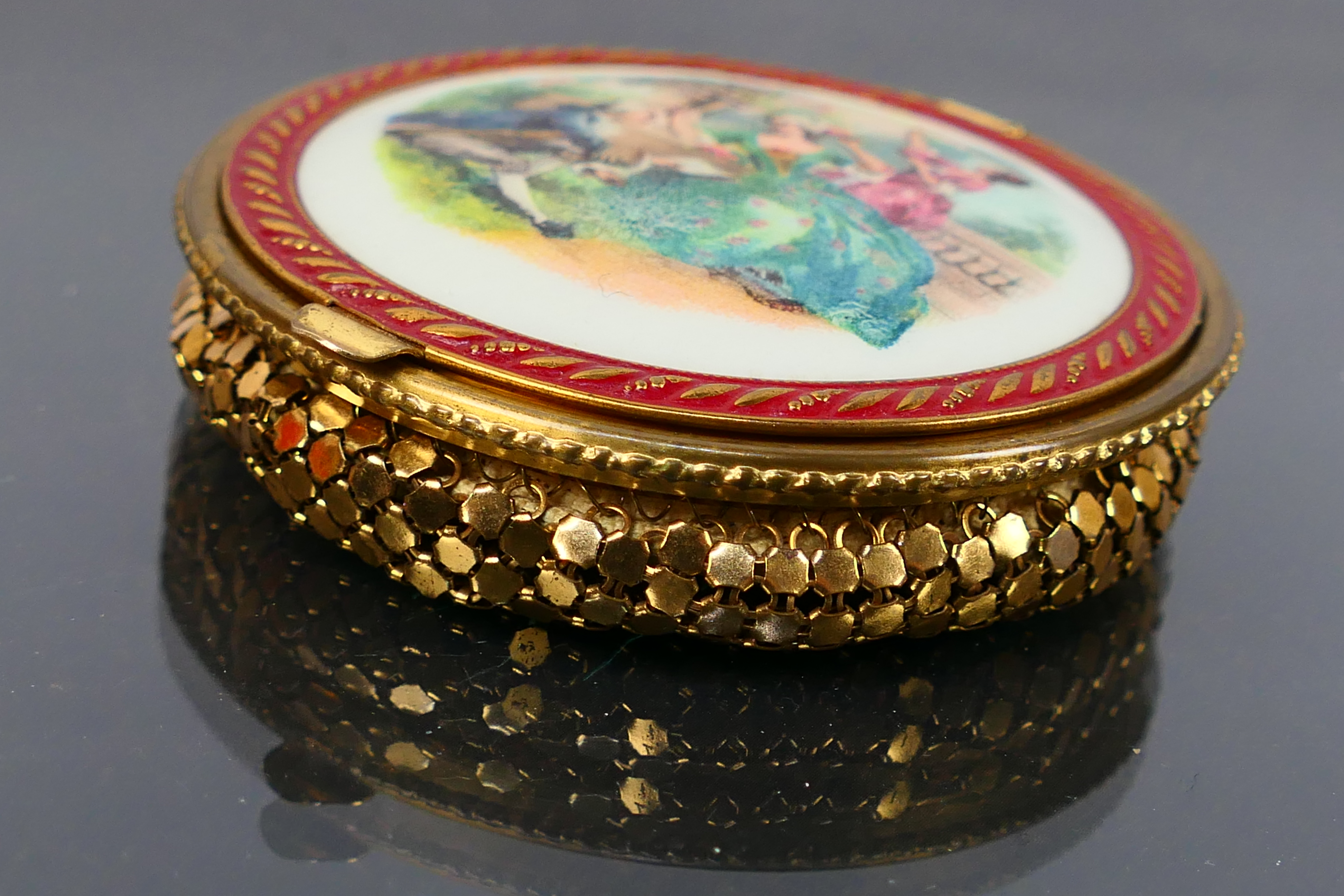 A vintage yellow metal enamel powder compact. Made in the U.S.A. - Image 4 of 7