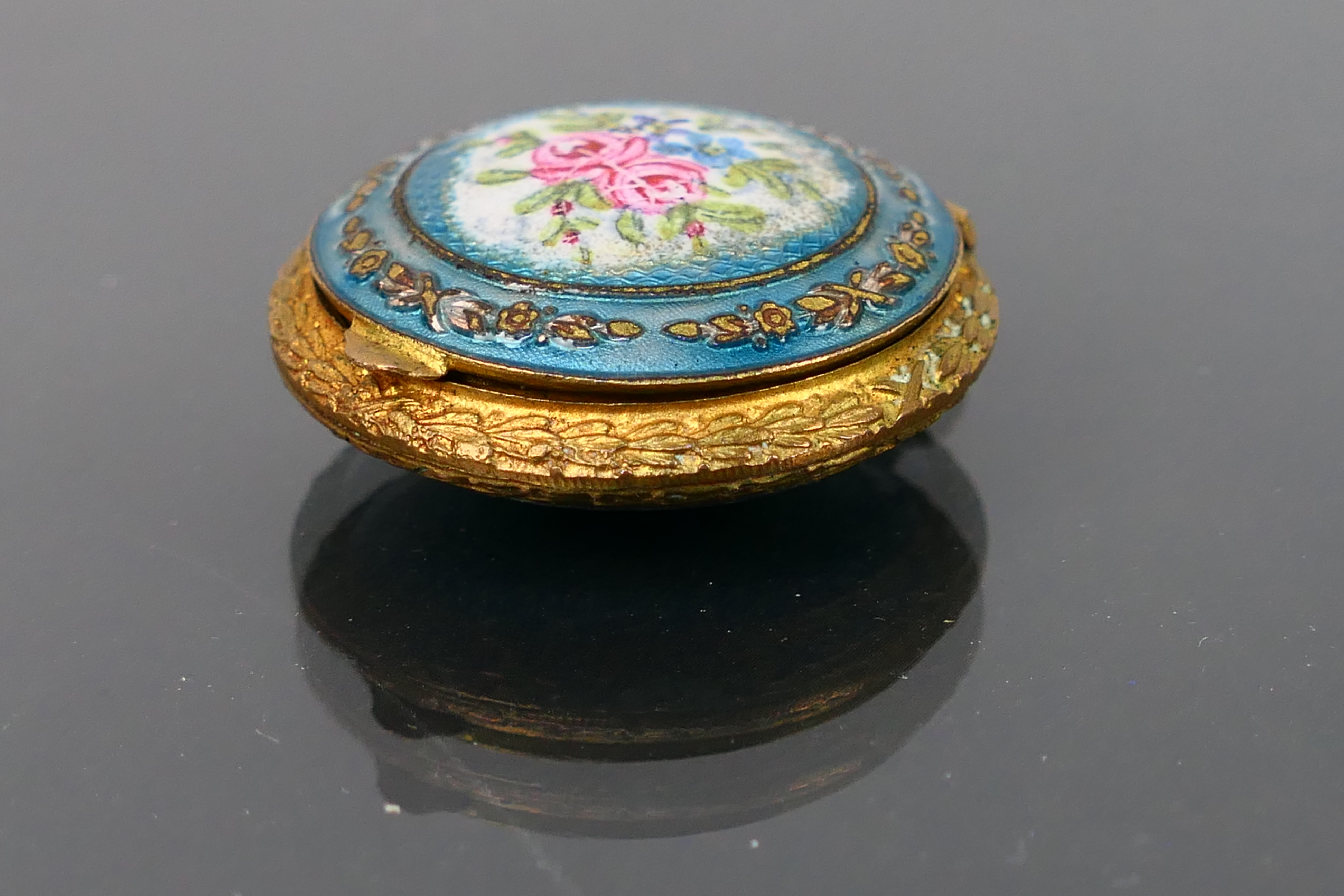 An enamelled lipstick powder compact. - Image 3 of 7