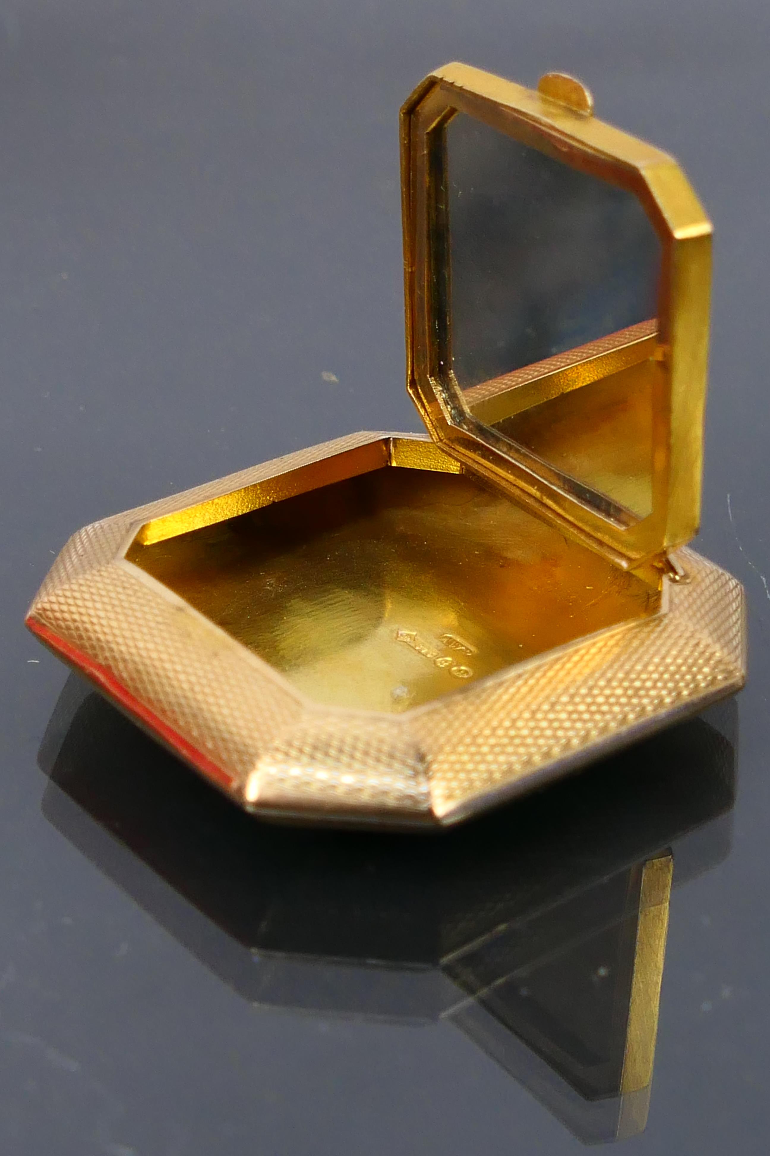 A 9ct gold powder compact engine turned with an interior mirror and powder compartment. 22.6 grams. - Image 6 of 7