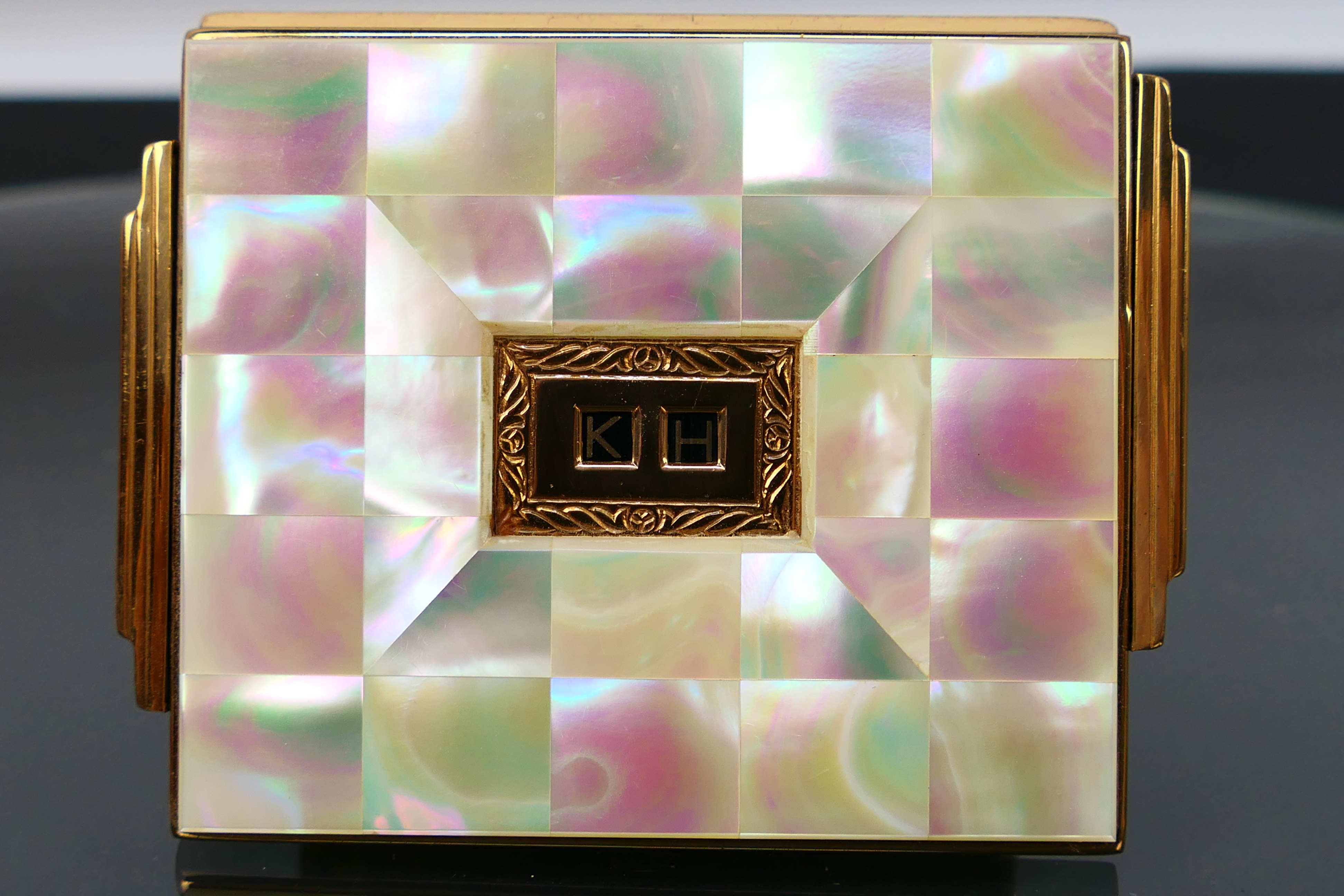 AGME - A mother of pearl faced art deco style powder compact. - Image 3 of 9
