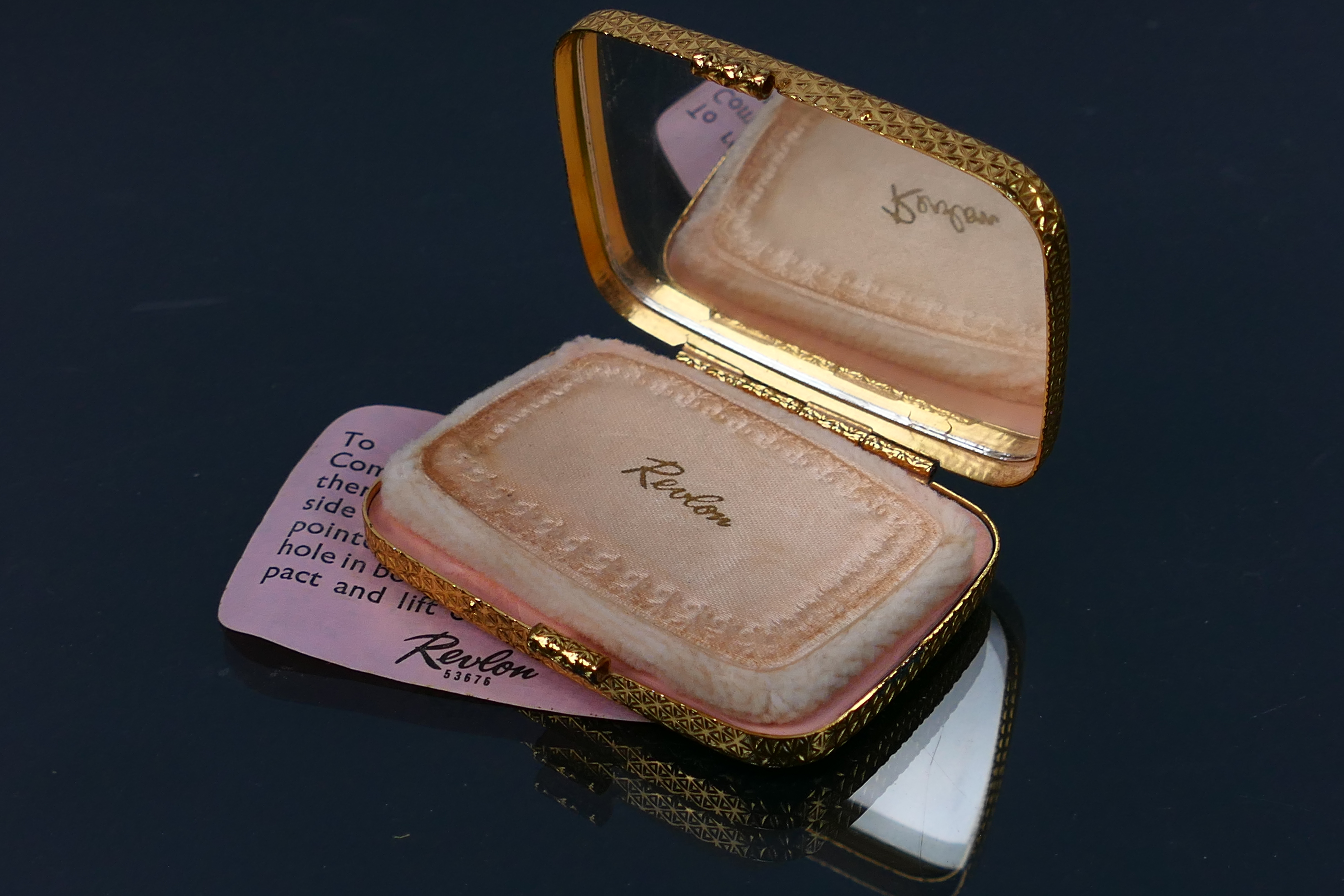 Estee Lauder - Revlon - A vintage Estee Lauder Honey Glow compact with a mother of pearl style - Image 8 of 9