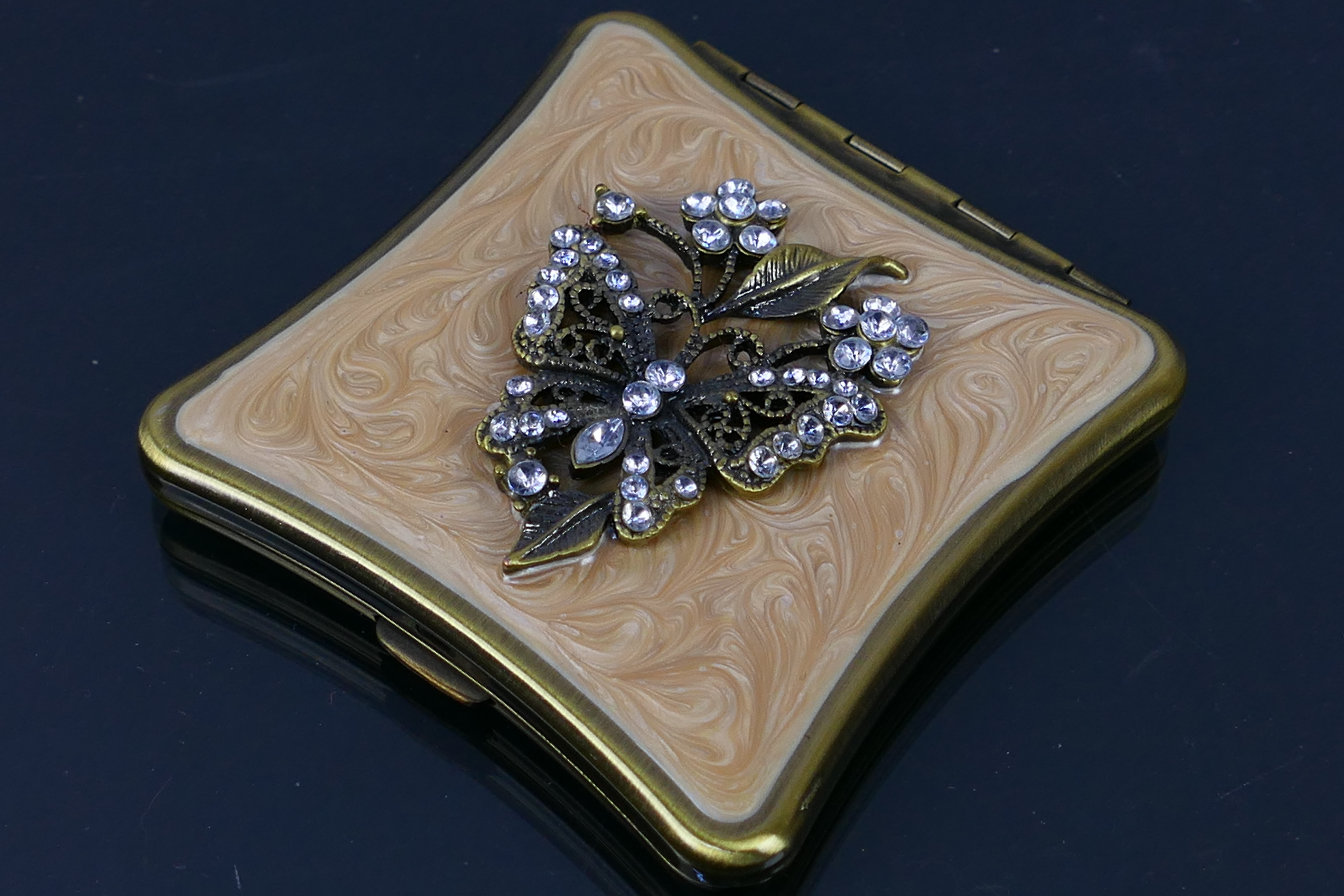 3 x vintage style compacts including a round double mirror compact with a dragonfly on a teal - Image 5 of 8