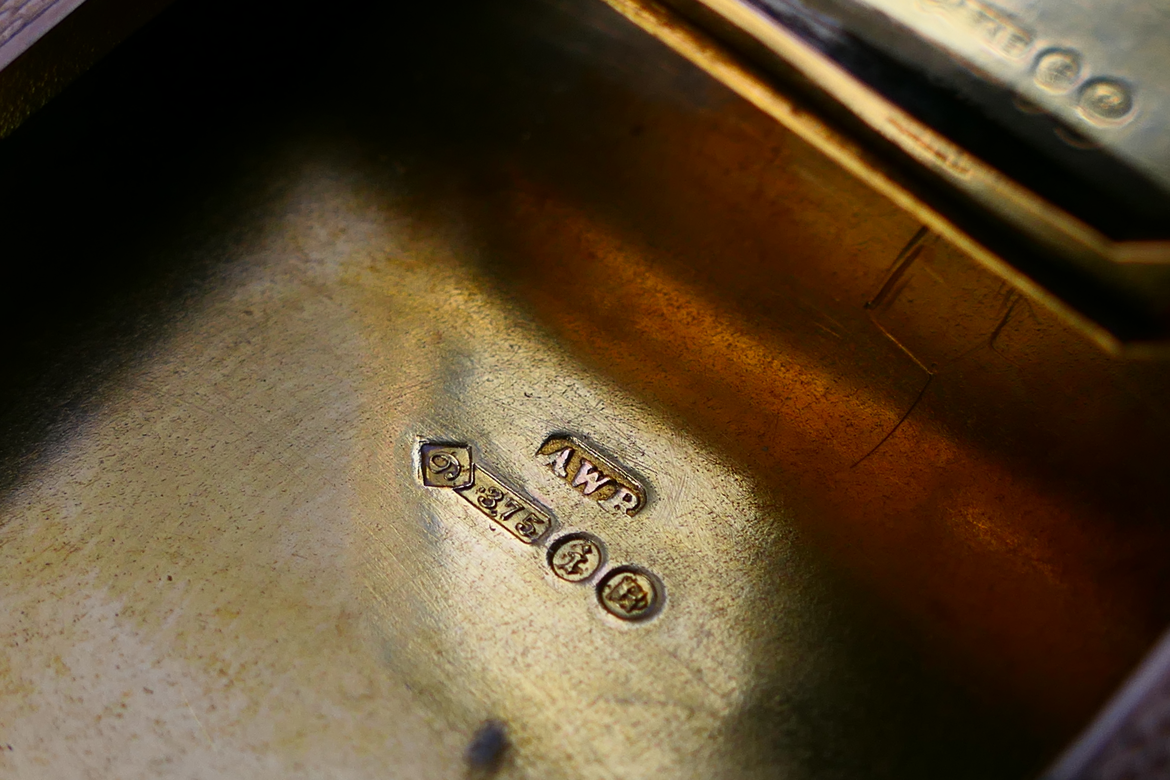 A 9ct gold powder compact engine turned with an interior mirror and powder compartment. 22.6 grams. - Image 7 of 7