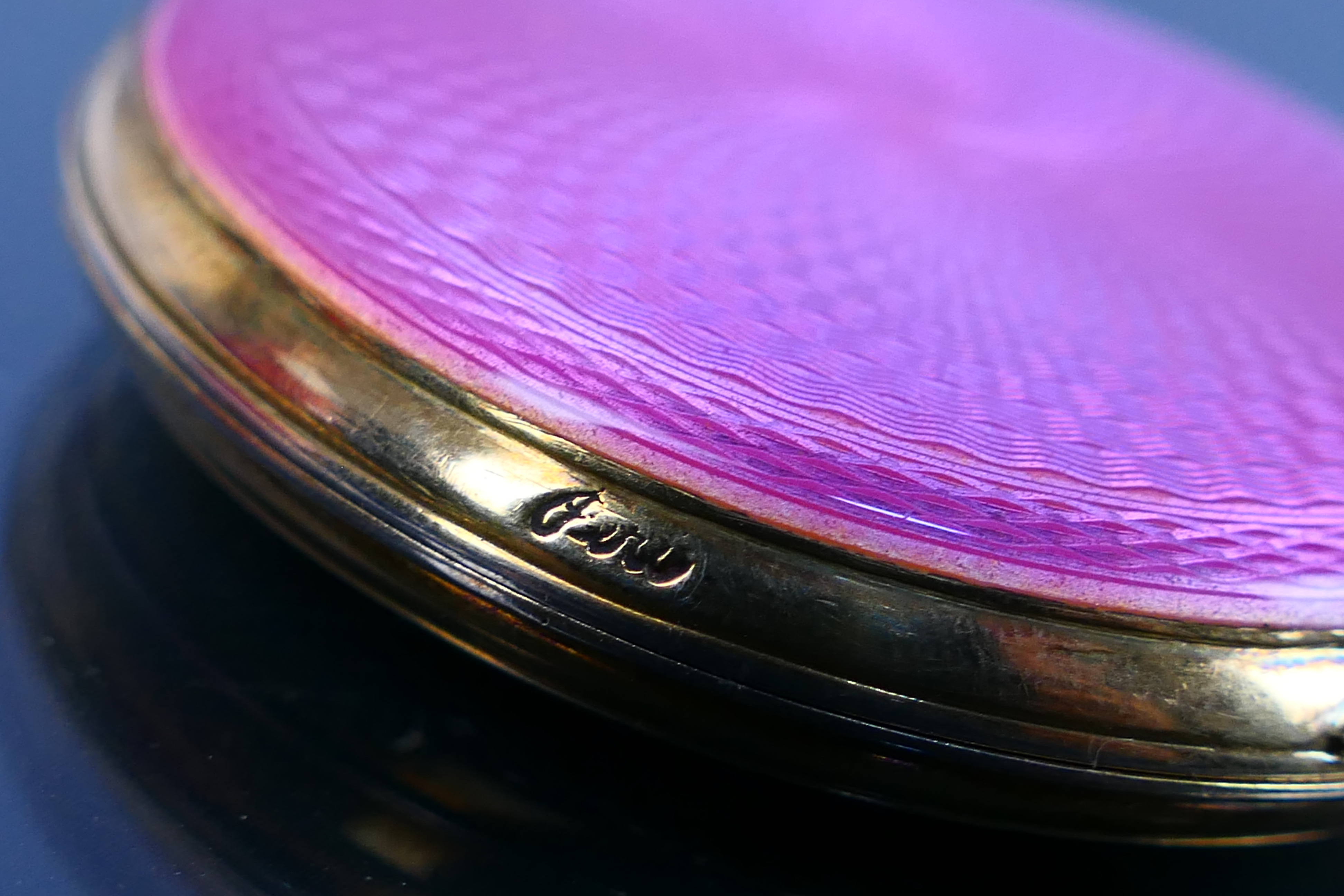 An art deco silver powder compact. Has a pink enamelled art deco pink base. A top single hinged lid. - Image 5 of 9