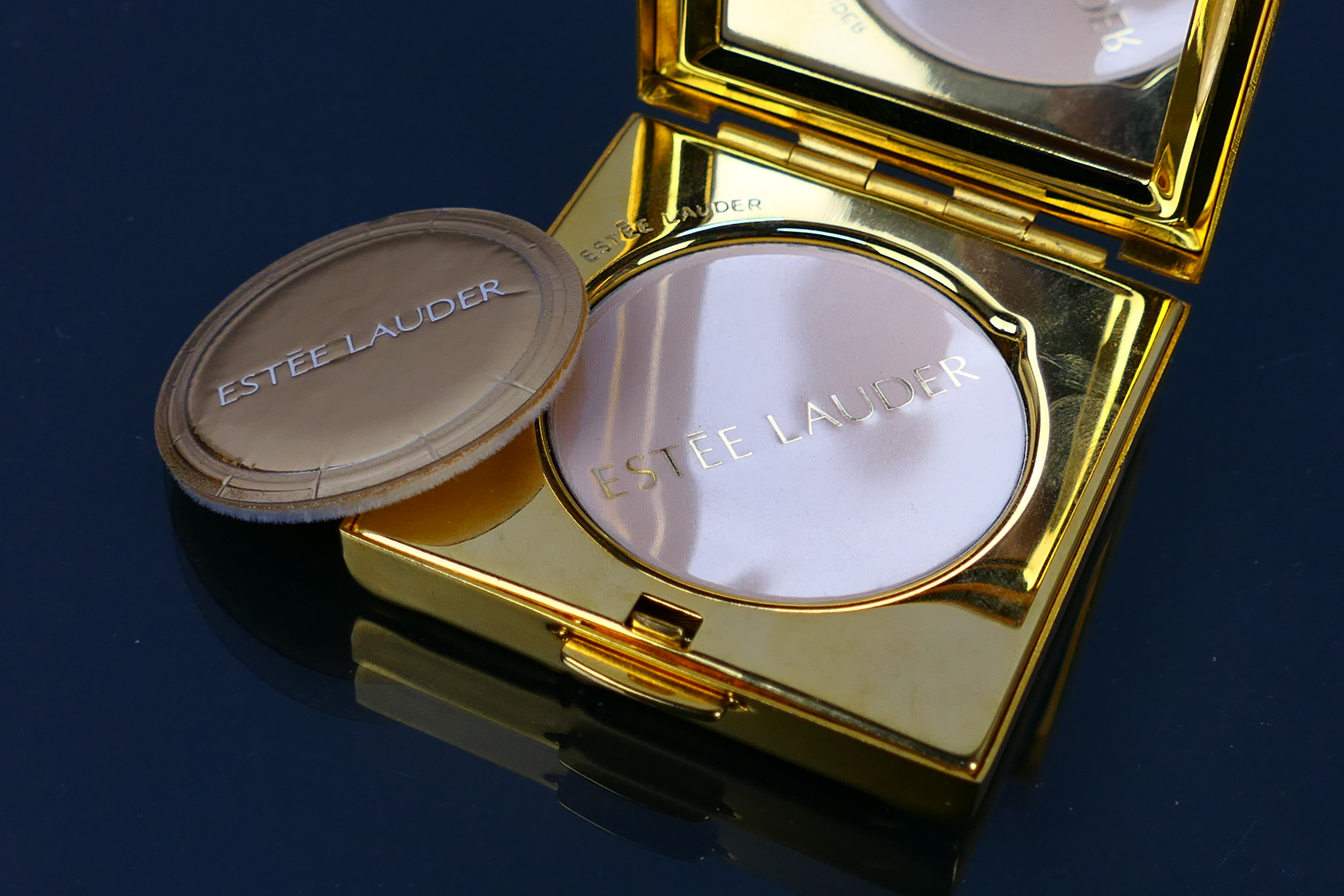 Estee Lauder - 2 x boxed gilt metal Estee Lauder powder compacts - Lot includes a Bamboo Weave - Image 5 of 10