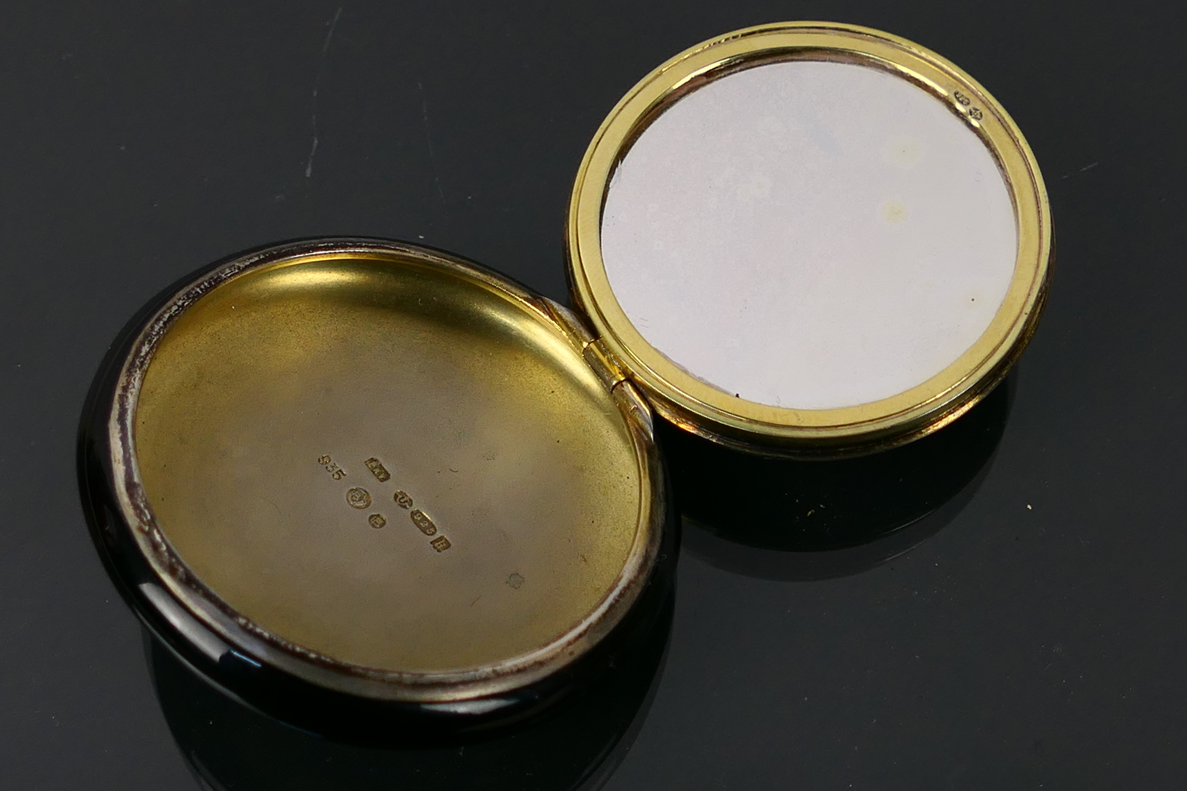 A silver powder compact. - Image 7 of 8