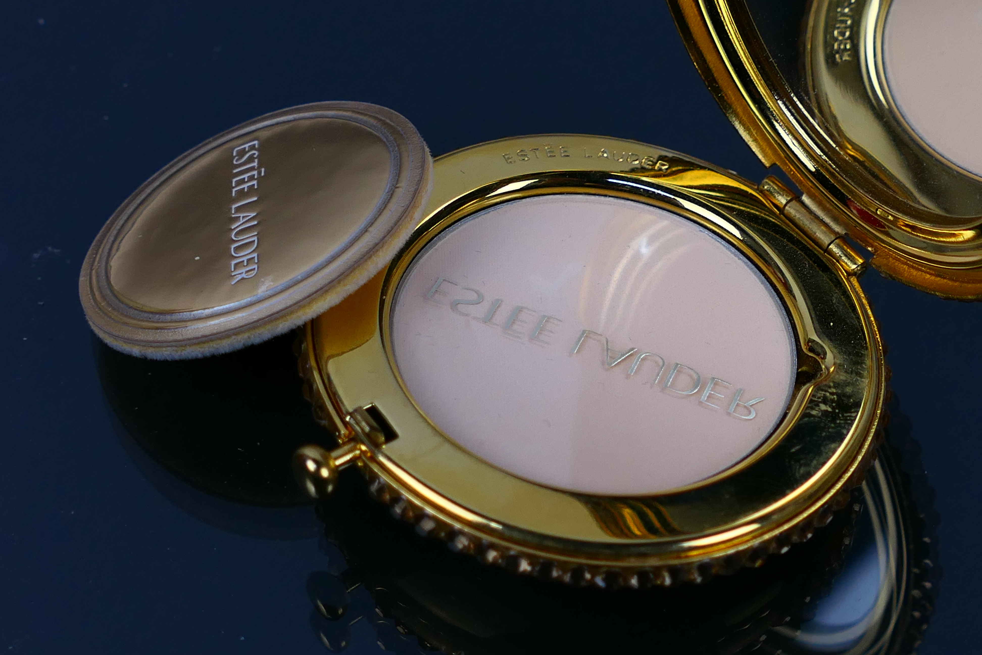 Estee Lauder - 2 x boxed gilt metal Estee Lauder powder compacts - Lot includes a Bamboo Weave - Image 9 of 10
