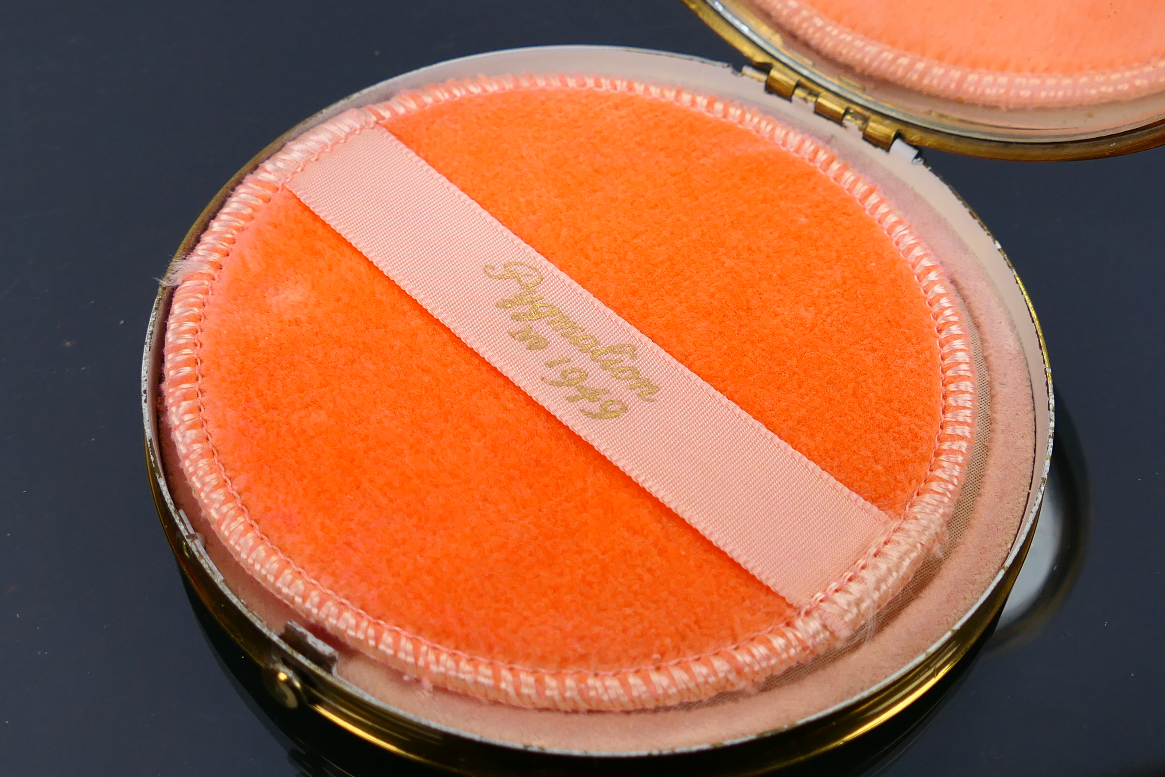 A boxed vintage Pygmalion 1949 gilt metal and enamel powder compact. Made in England. - Image 6 of 8