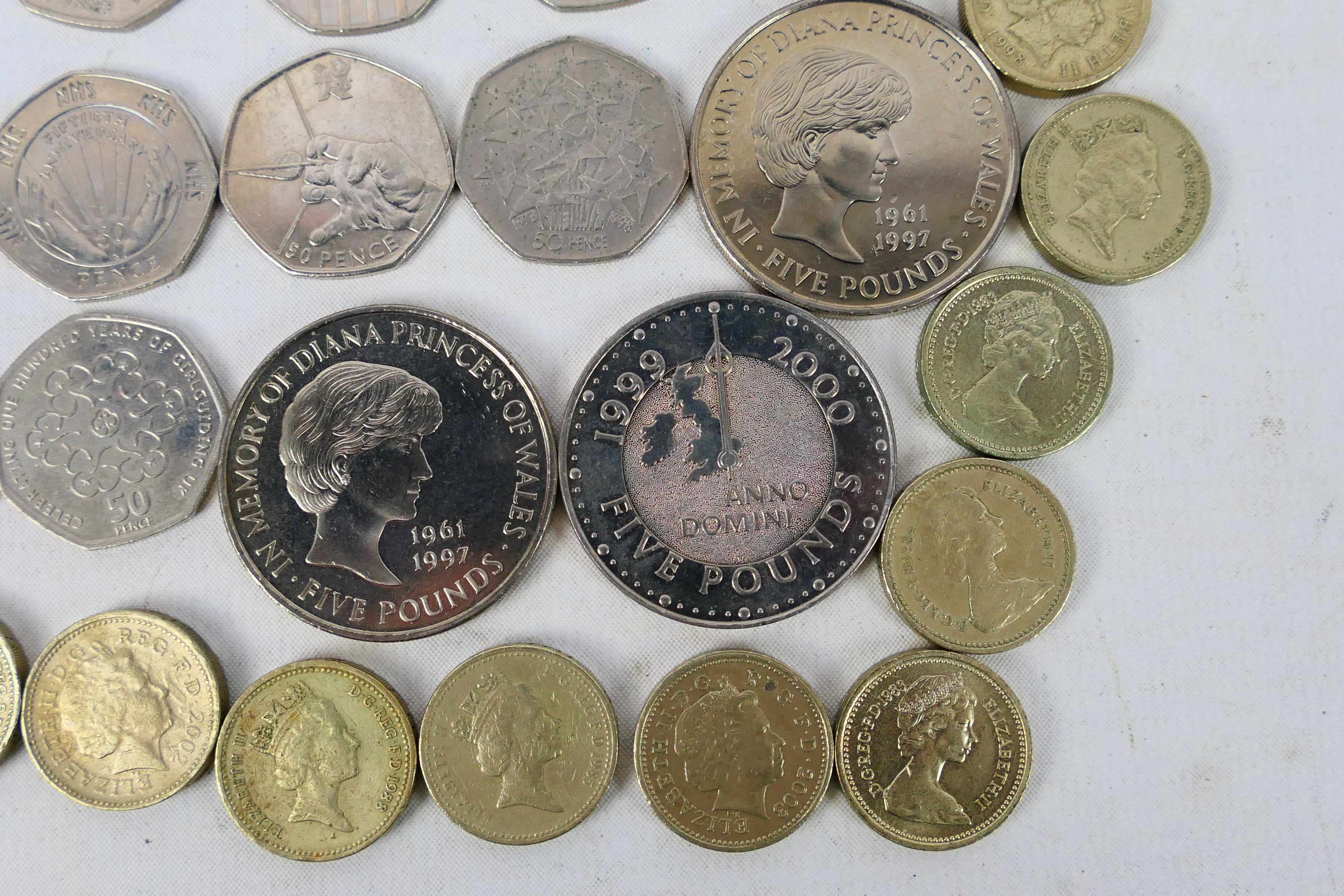 A collection of coins comprising £5 coin - Bild 4 aus 11