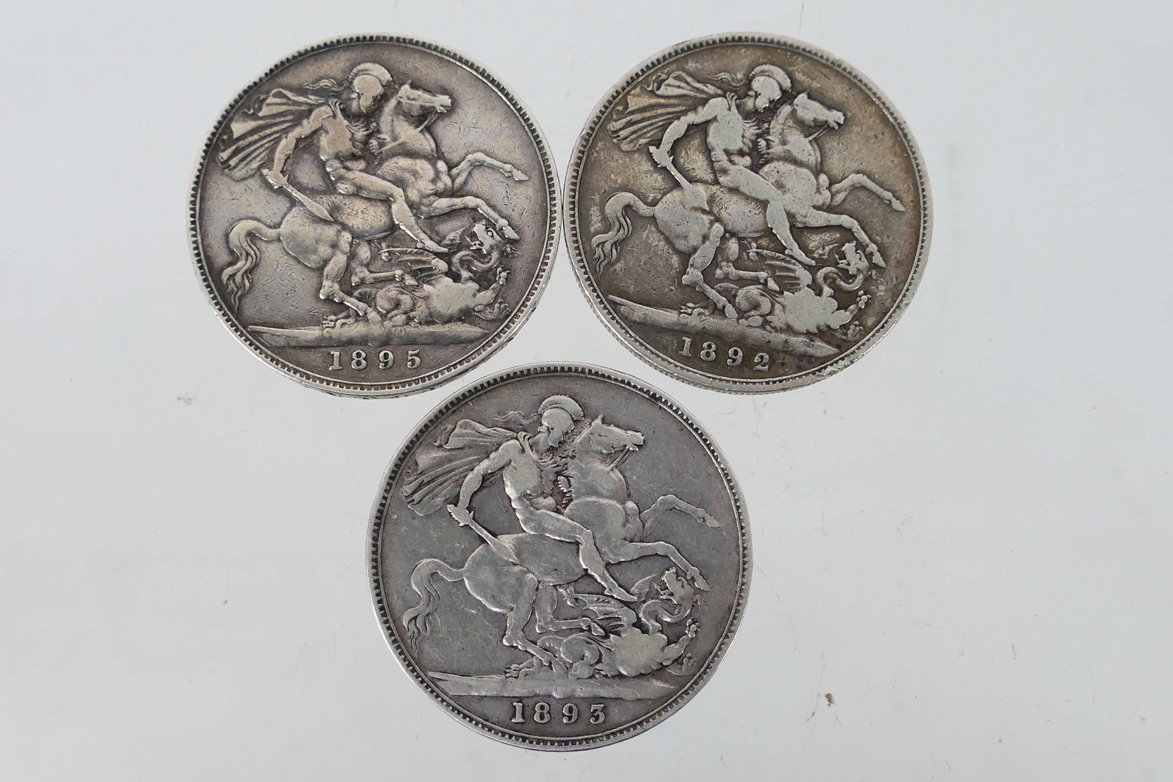 Three Victorian silver Crown coins comprising 1892, 1893 and 1895, 83 grams. - Bild 2 aus 2