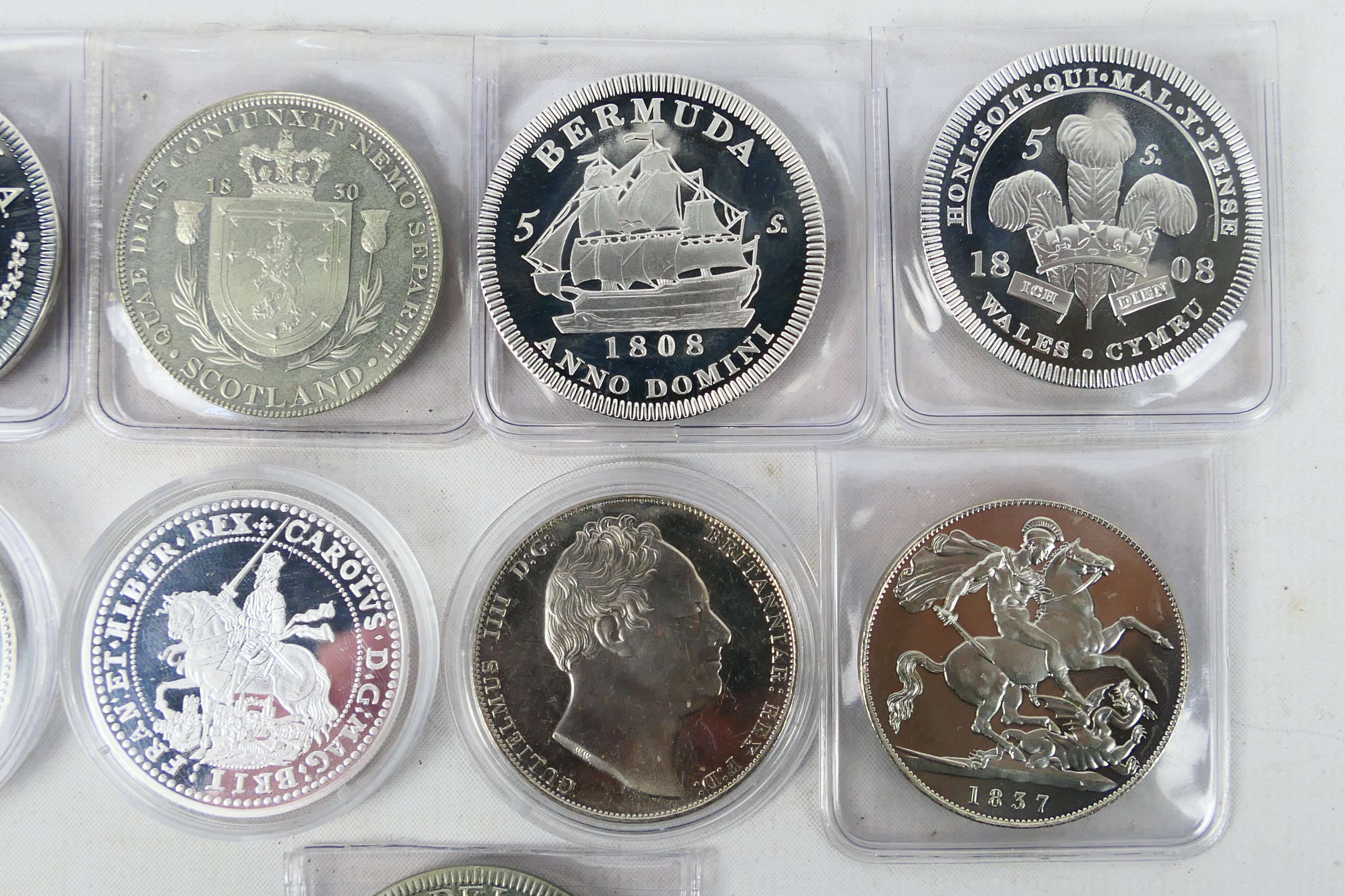 A collection of fantasy coins to include - Bild 3 aus 8