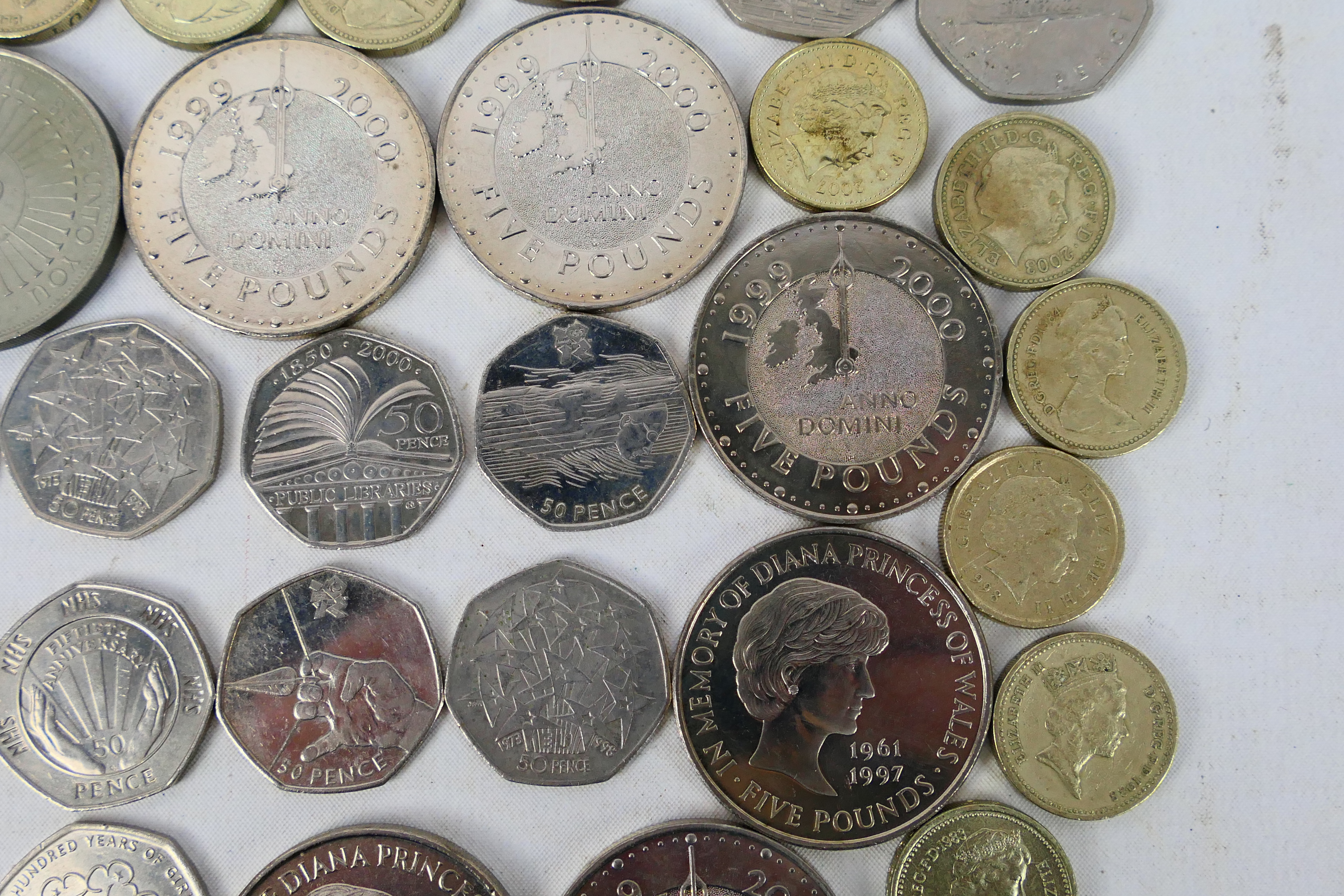 A collection of coins comprising £5 coin - Bild 5 aus 11