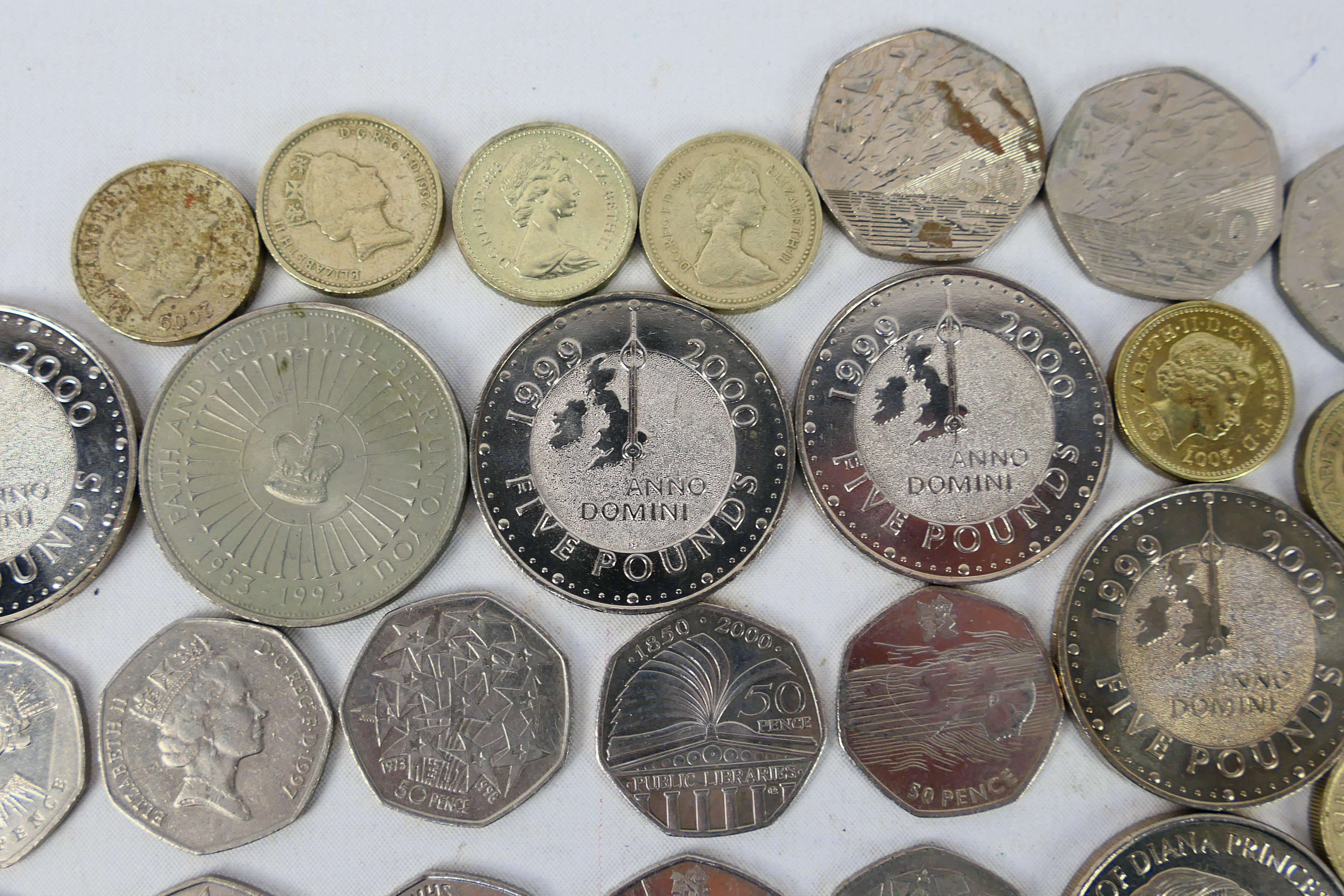 A collection of coins comprising £5 coin - Bild 7 aus 11