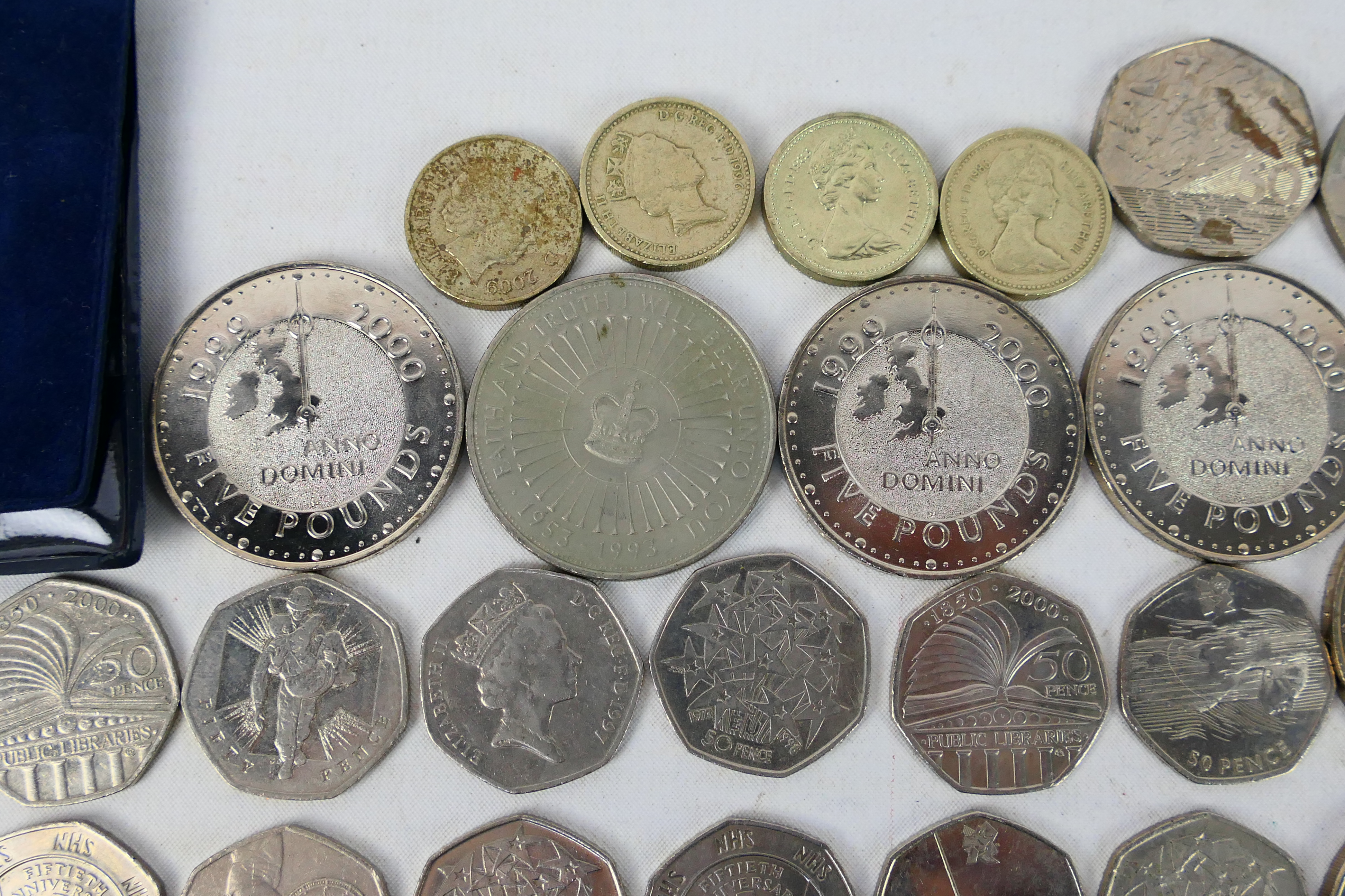 A collection of coins comprising £5 coin - Bild 8 aus 11