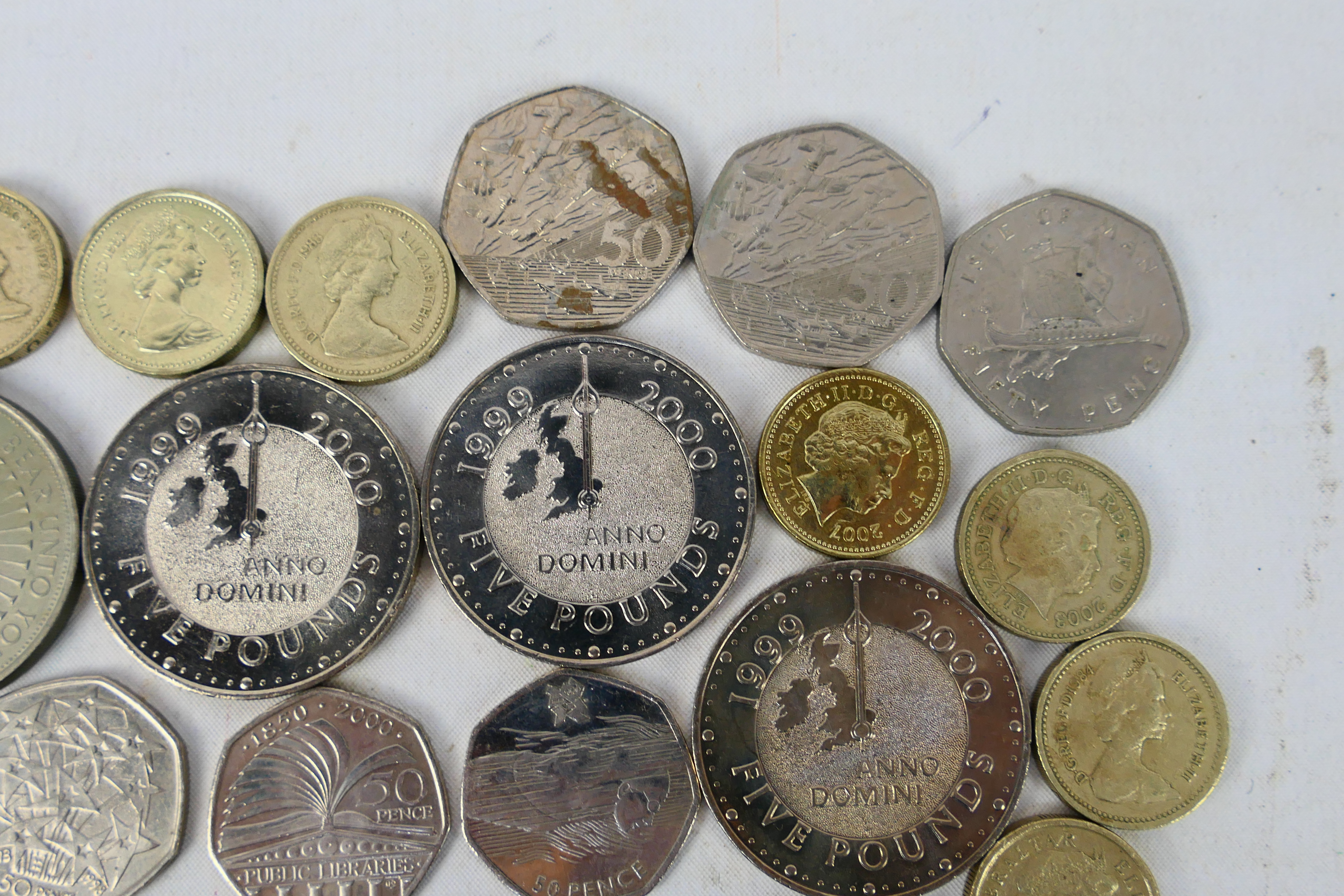 A collection of coins comprising £5 coin - Bild 6 aus 11