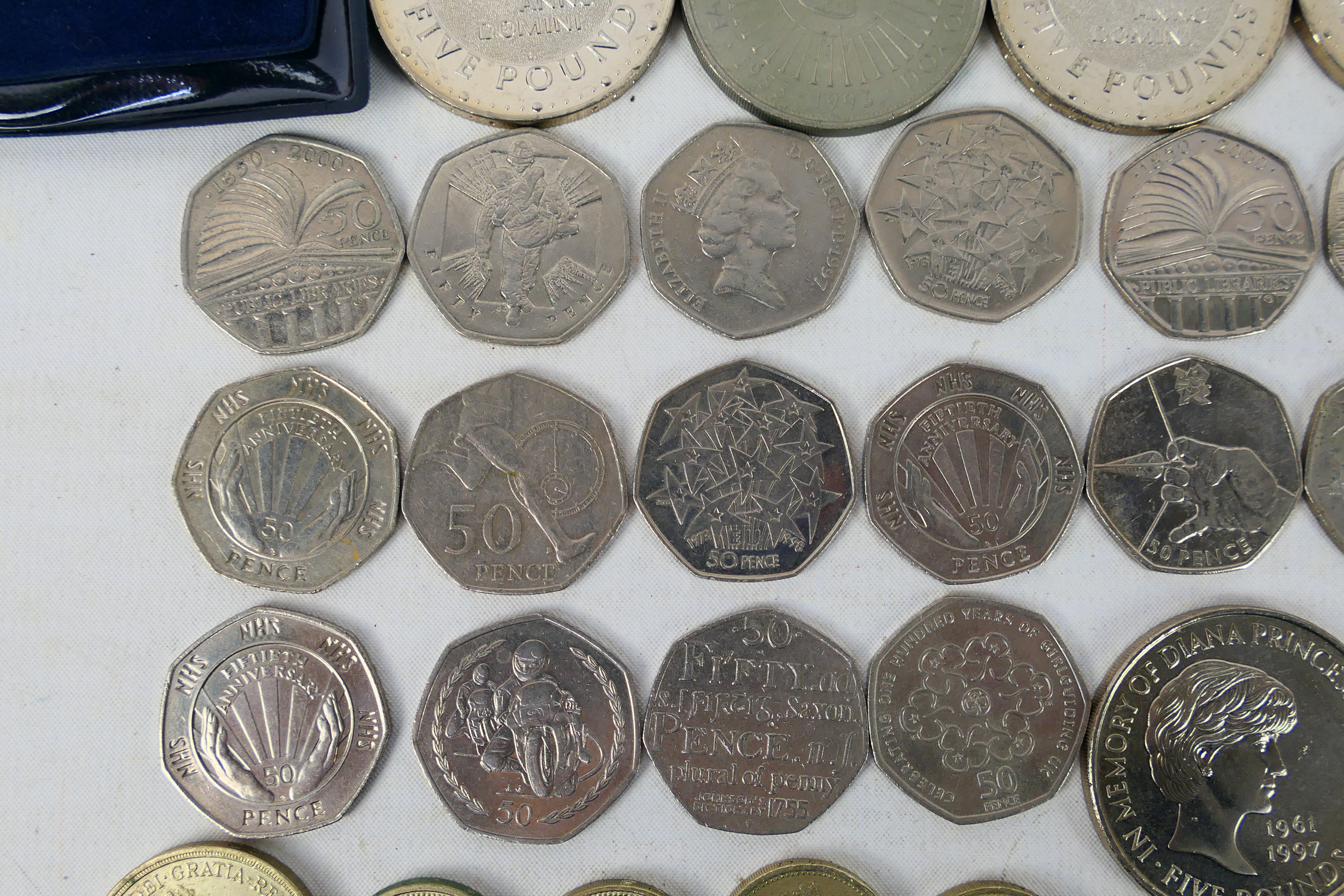 A collection of coins comprising £5 coin - Bild 9 aus 11