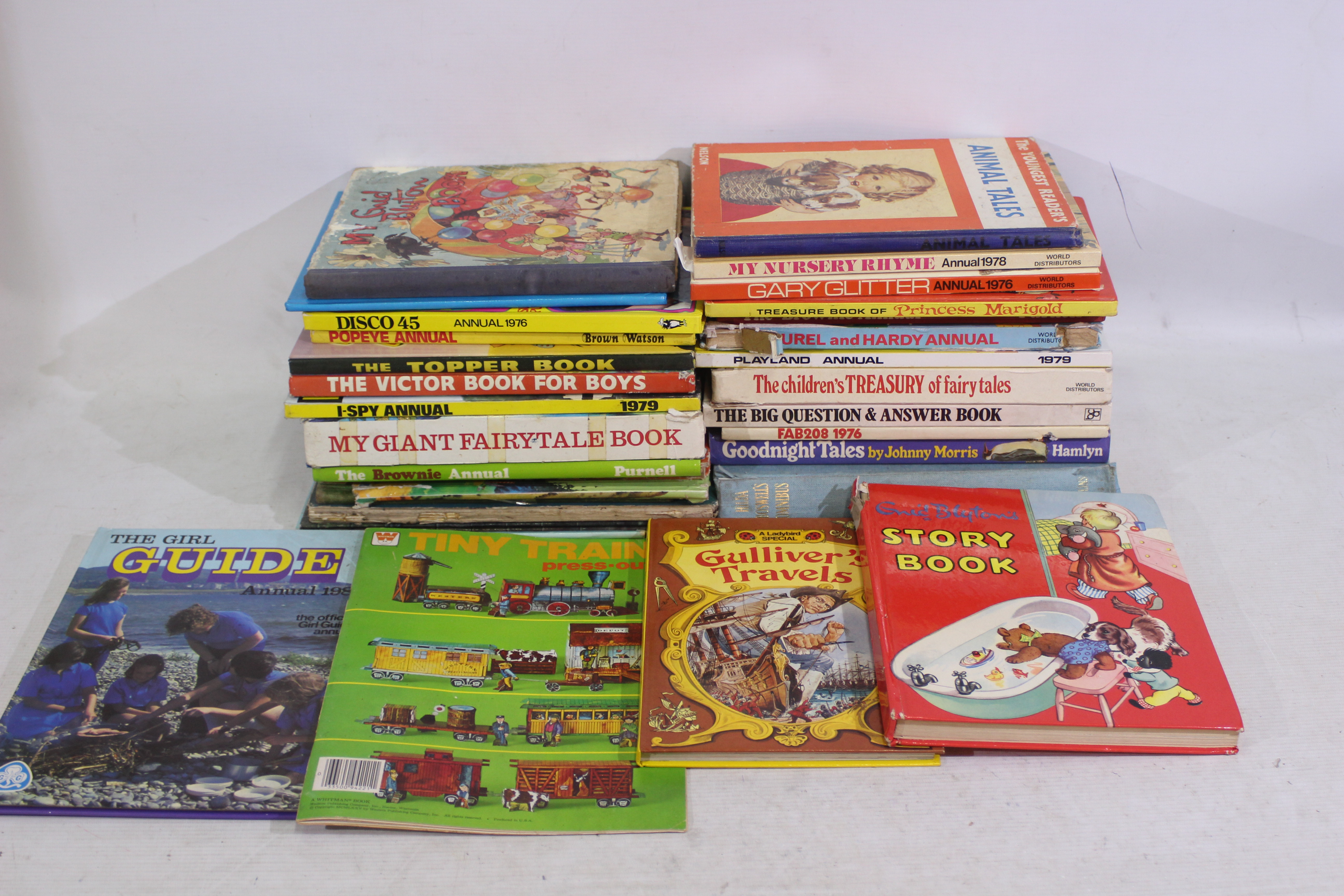 A quantity of vintage books to include Gulliver's Travels, Popeye Annual, I-Spy annual, and similar.