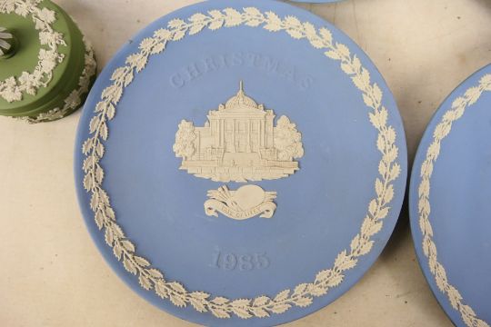 A collection of Wedgwood to include blue Jasperware Christmas plates and a miniature loving cup - Image 7 of 14