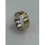 18 carat gold wedding band, size S.