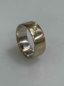 18 carat gold wedding band, size S.