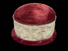 William Comyns silver bound velvet jewellery box, London 1899, 11cm across.